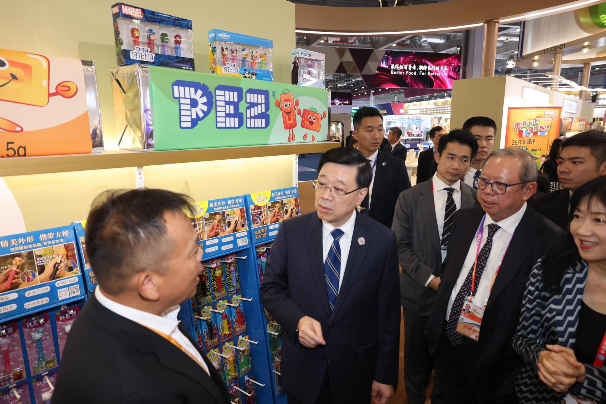李家超指,下午在展區與香港企業代表交流。(李家超fb)