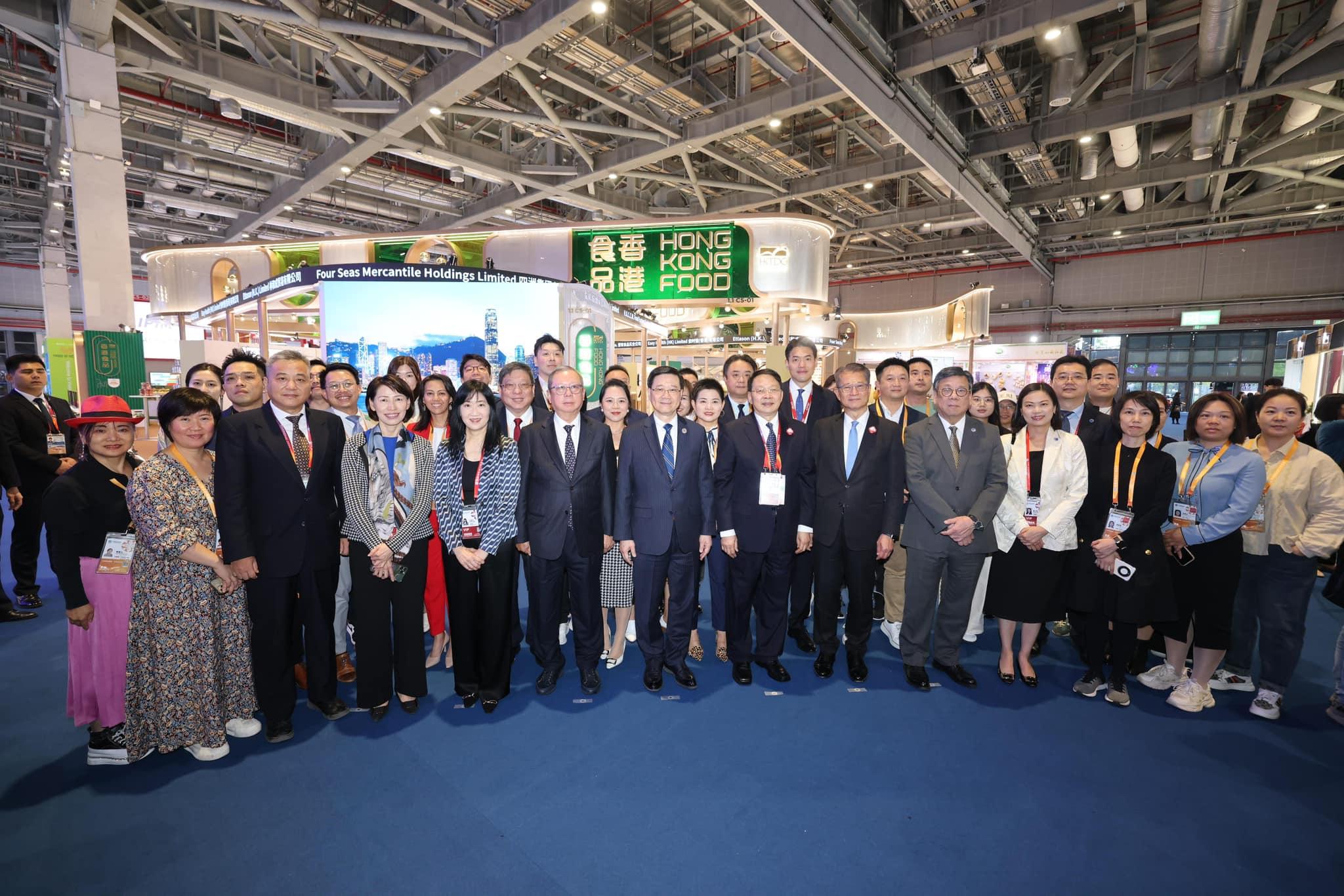 李家超指,下午在展區與香港企業代表交流。(李家超fb)