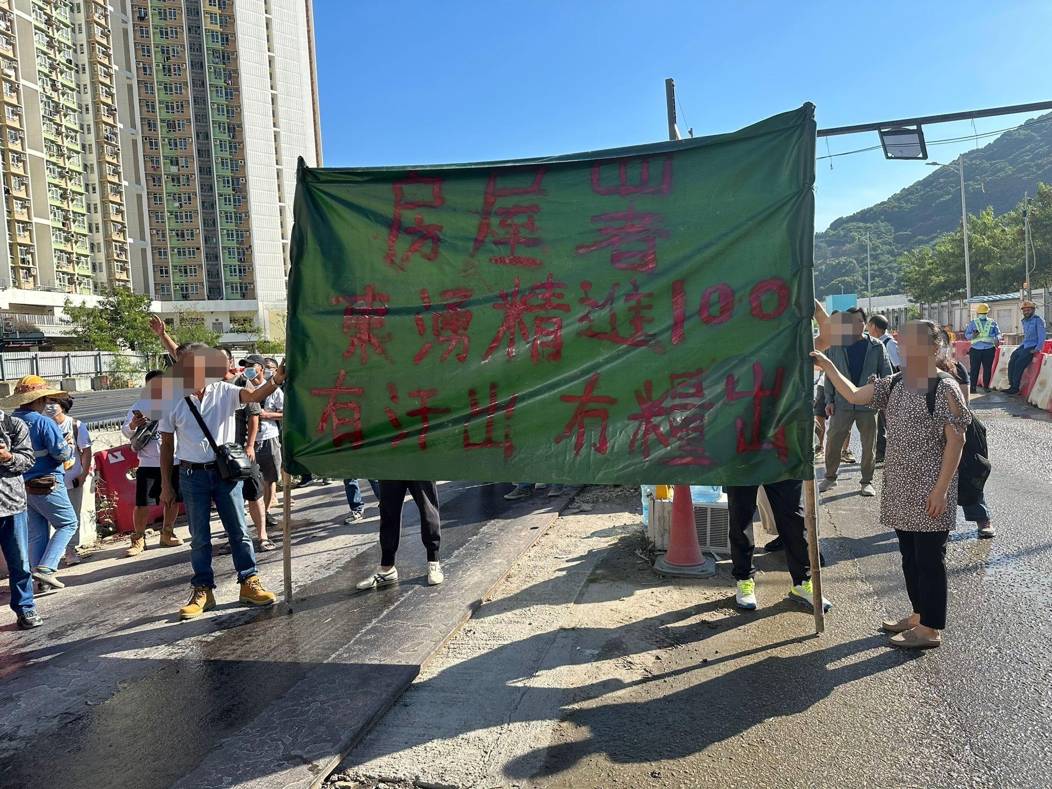 位於東涌一公屋地盤(迎東邨旁)主承建商欠下工人9月至10月薪金,受影響工人有250多人,到場聲援的約有80人,工種來自泥井、水喉、模板、雜工等,涉及金額為2,000萬元。(香港建造業總工會)