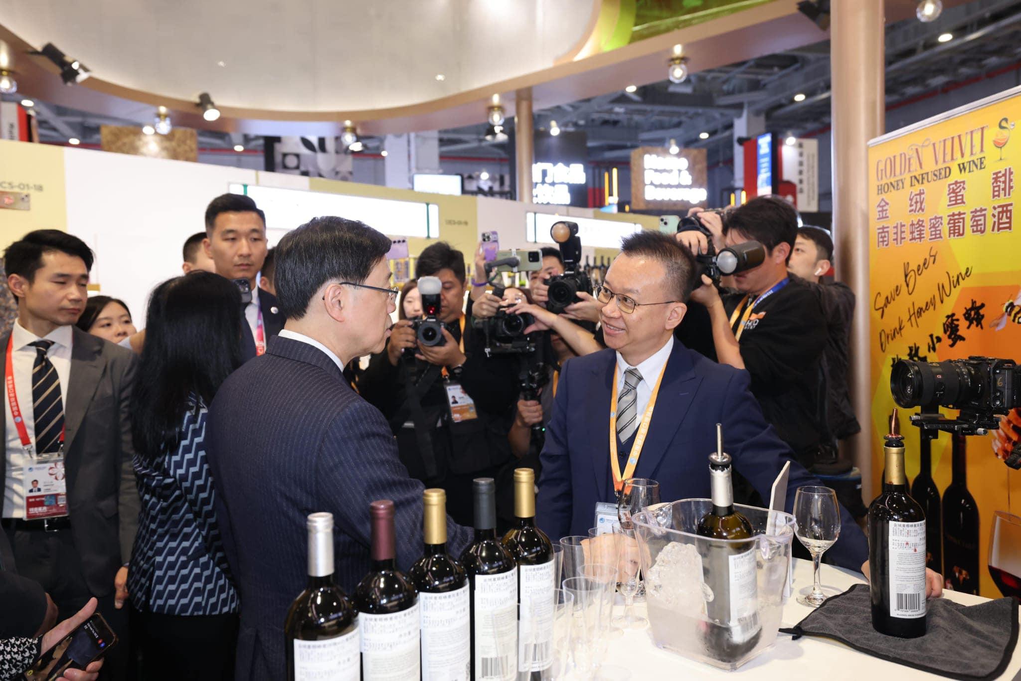 李家超指,下午在展區與香港企業代表交流。(李家超fb)