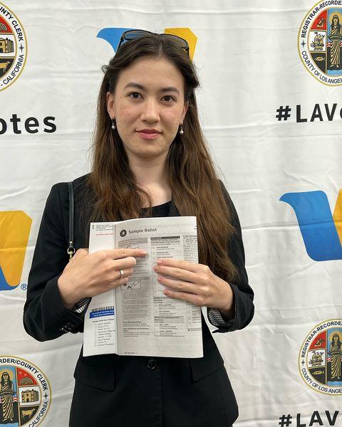 香港移民後代、19歲華裔女子羅美寶(Kaylee May Law)參選美國加州核桃市市議員勝出,創下該市有史以來最年輕市議員紀錄。(網上圖片)