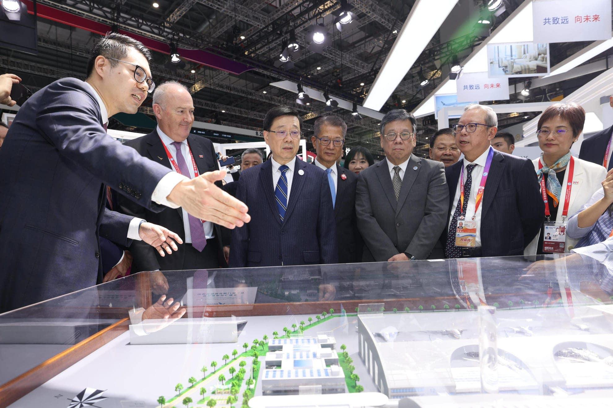 李家超指,下午在展區與香港企業代表交流。(李家超fb)