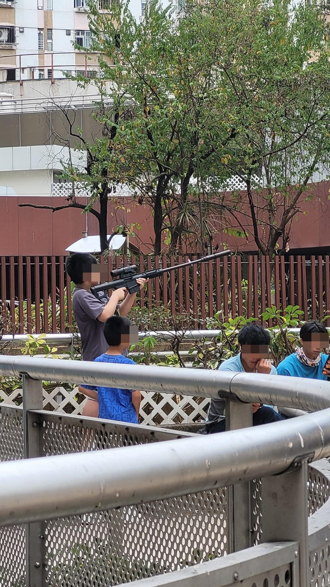 上水彩園邨平台有男童當眾手持「狙擊槍」型長槍射雀(Facebook群組「香港突發事故報料區及討論區」)