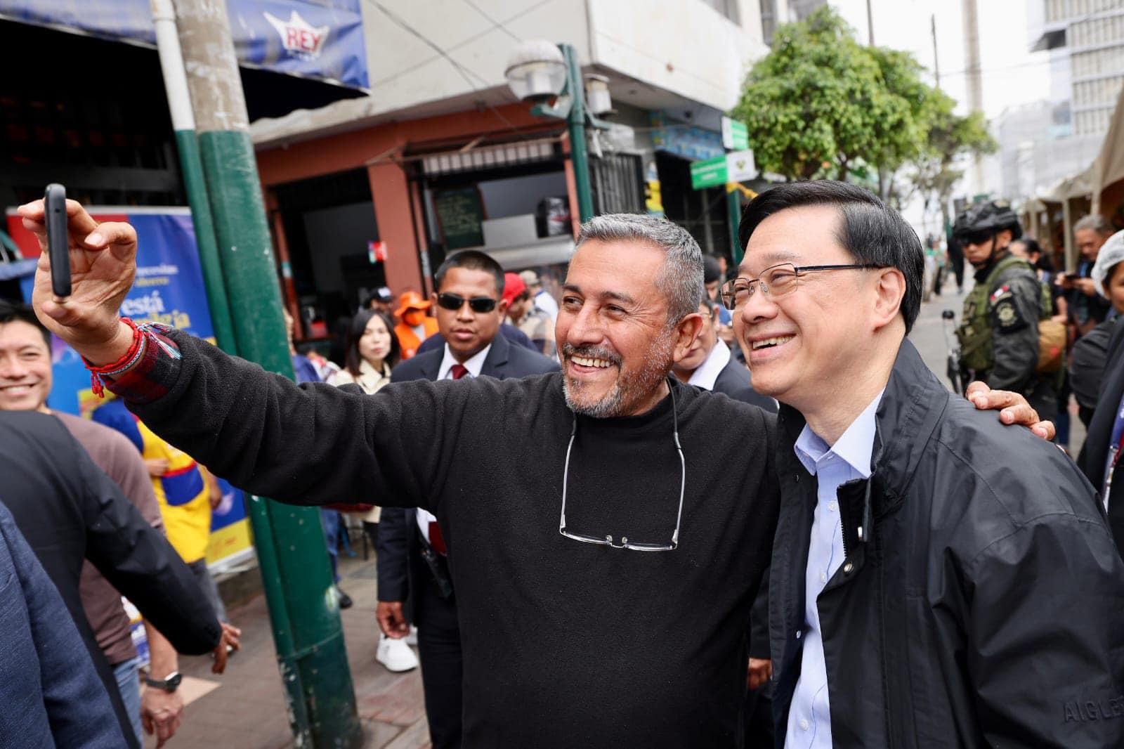 李家超結束秘魯APEC行程前,體驗當地的生活,並與當地市民合照。(李家超fb圖)