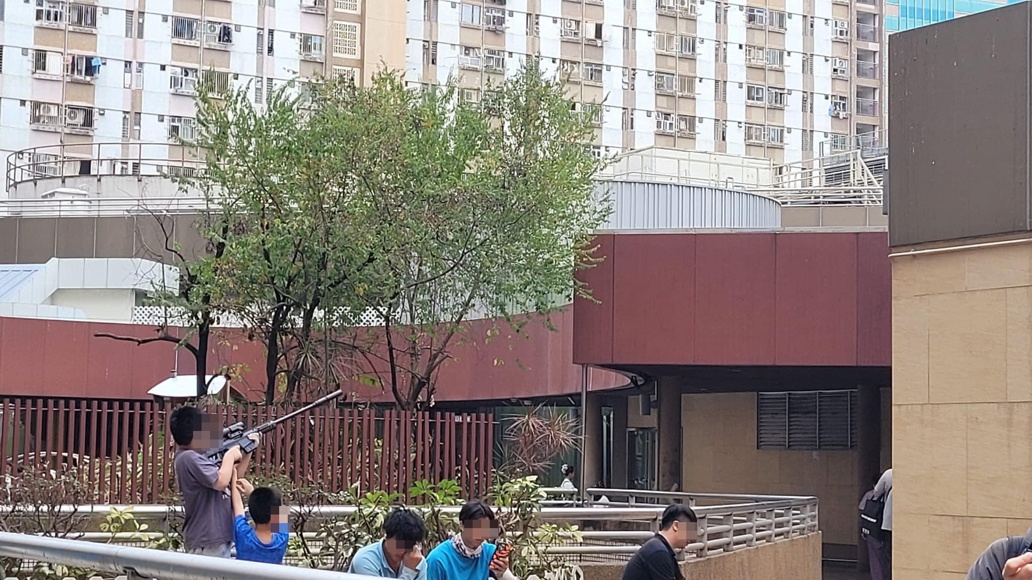 上水彩園邨平台有男童當眾手持「狙擊槍」型長槍射雀(Facebook群組「香港突發事故報料區及討論區」)