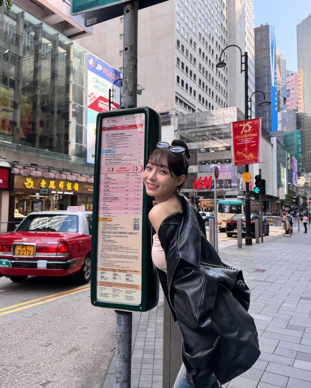 林襄在銅鑼灣街頭留倩影。