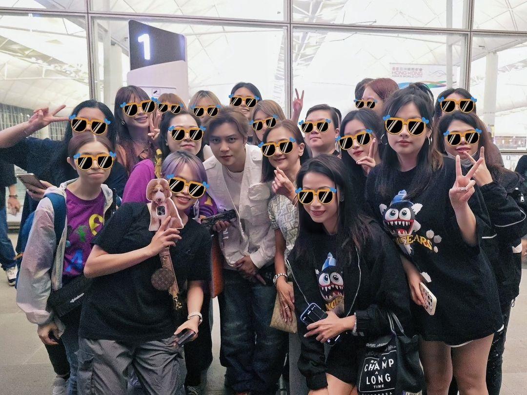 羅志祥離開香港前不忘跟fans影大合照。(網上圖片)