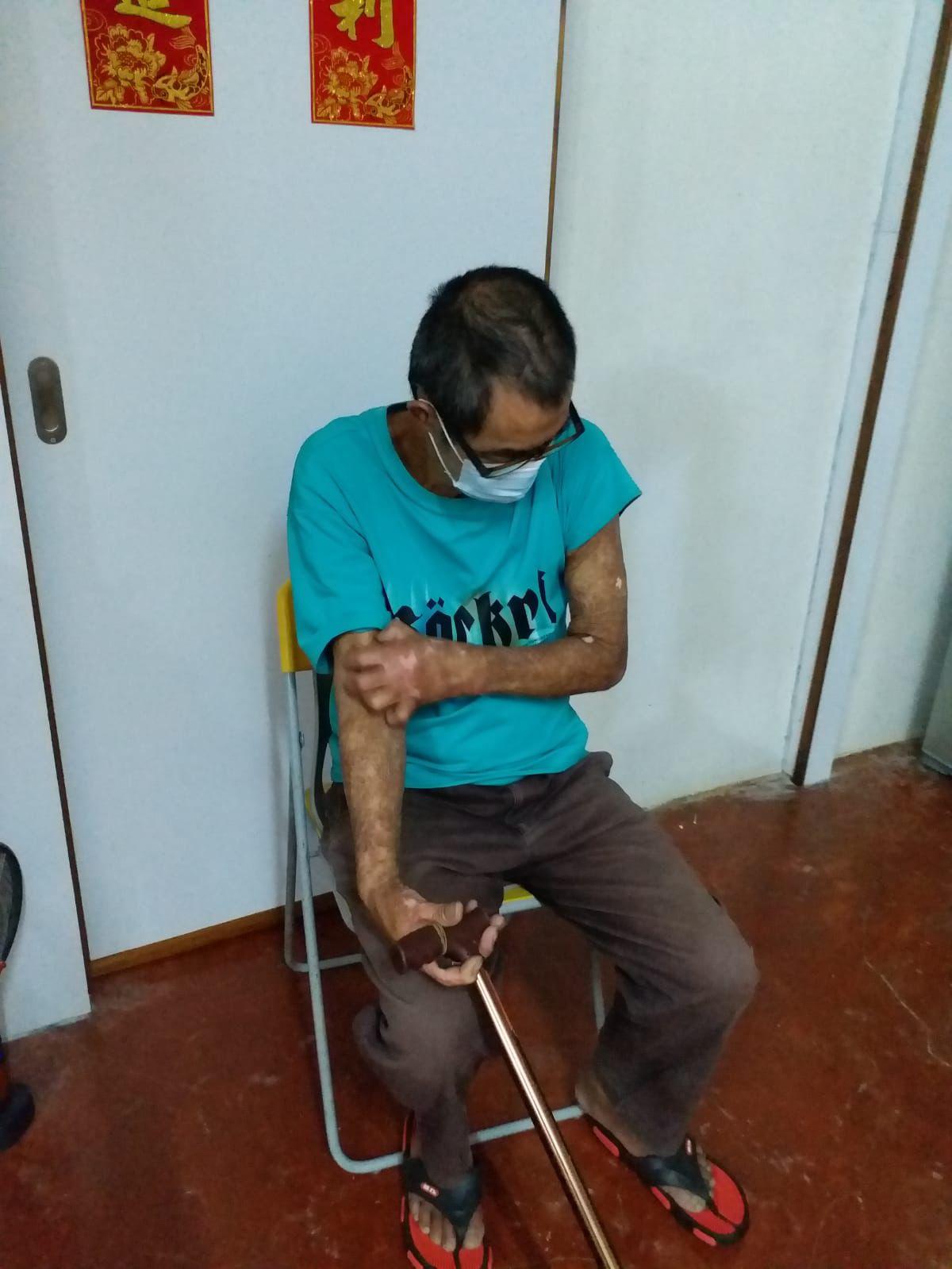 一直跟進李伯狀況的民建聯立法會議員葛珮帆透露對方完全康復之日仍遙遙無期,今年7月再次中風入院,情況一度危殆,幸好治療後終於可以出院回家休養。(葛珮帆FB)