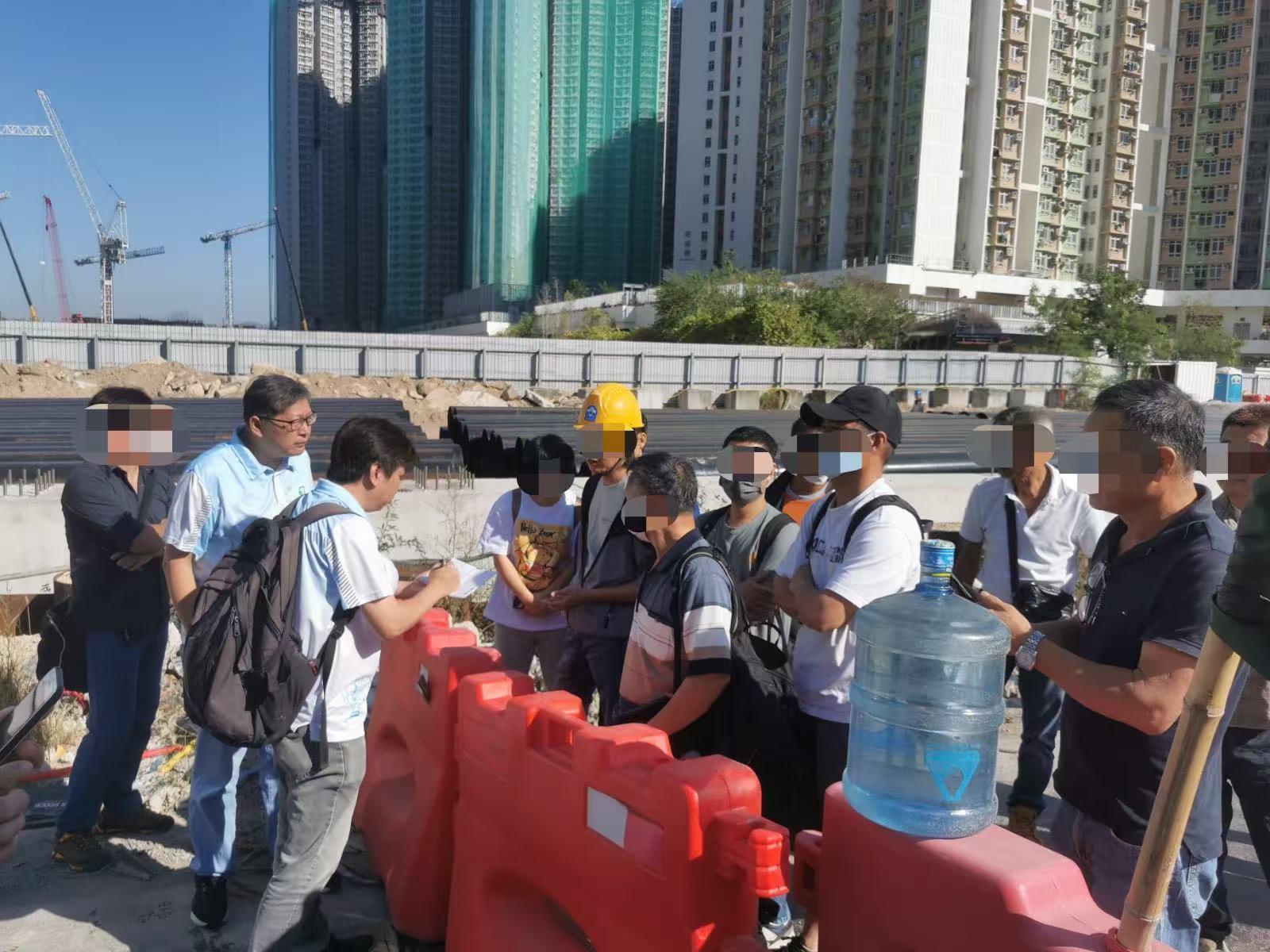 位於東涌一公屋地盤(迎東邨旁)主承建商欠下工人9月至10月薪金,受影響工人有250多人,到場聲援的約有80人,工種來自泥井、水喉、模板、雜工等,涉及金額為2,000萬元。(香港建造業總工會)