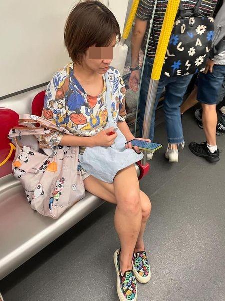 一名中年婦女坐在港鐵關愛座上,期間懷疑吸食電子煙,大模廝樣地吞雲吐霧。(網片截圖)