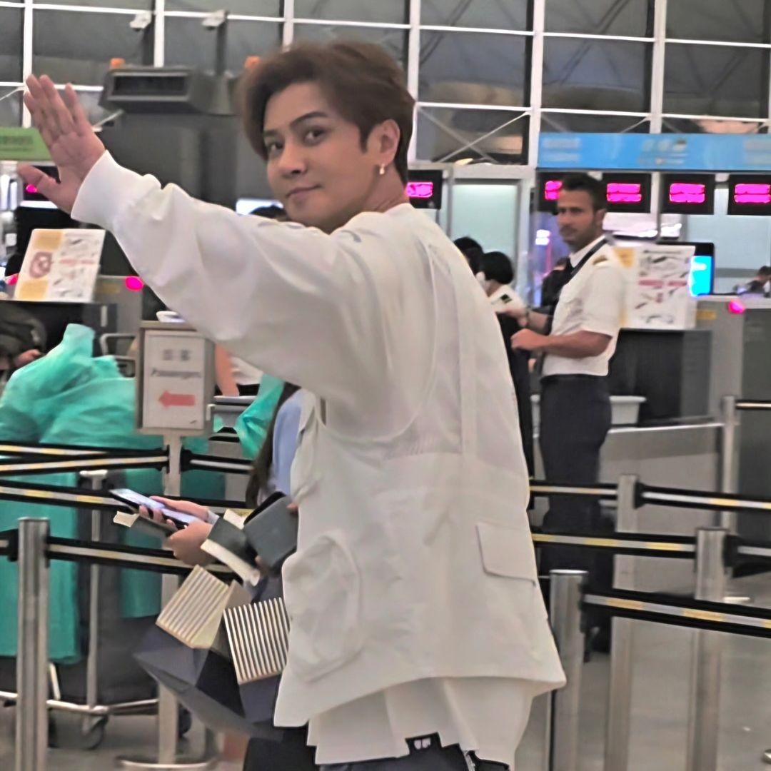 羅志祥離開香港時不忘跟fans拜拜。