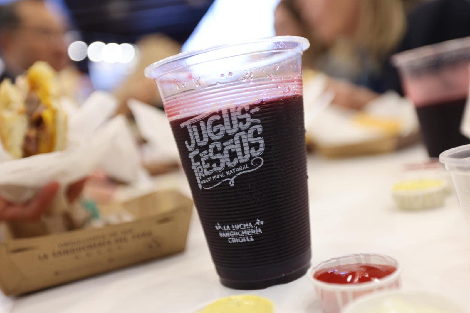 李家超與秘魯外交部大使品嚐特色三文治及紫玉米汁。(李家超fb圖)