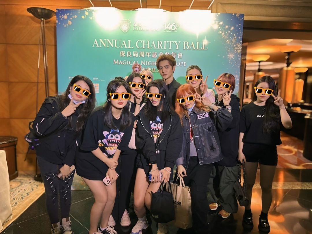 羅志祥在灣仔出席晚宴時,不忘跟fans合照。(網上圖片)