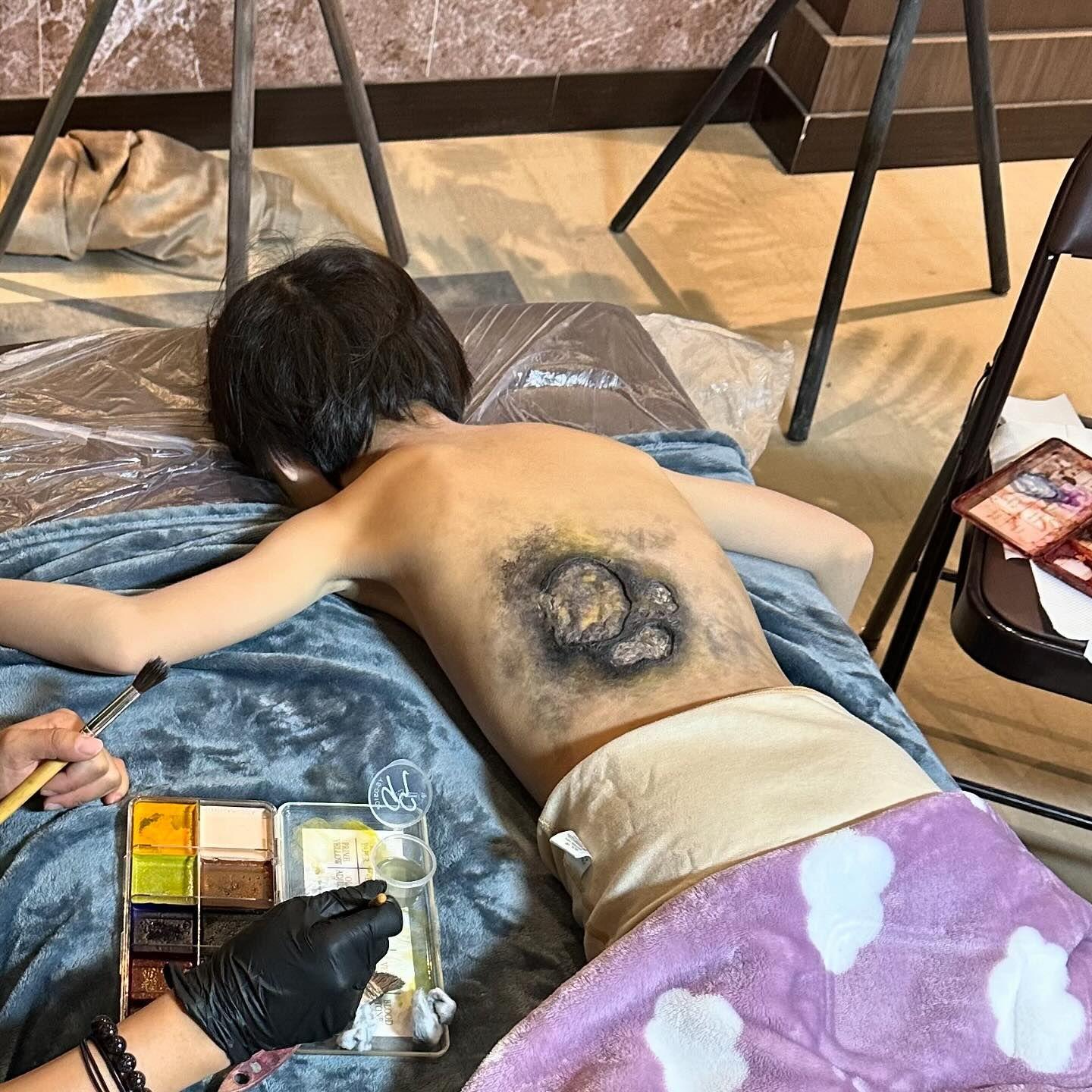 《破‧地獄》特技化妝師Wilfred Wan在社交平台公開多個製作過程。