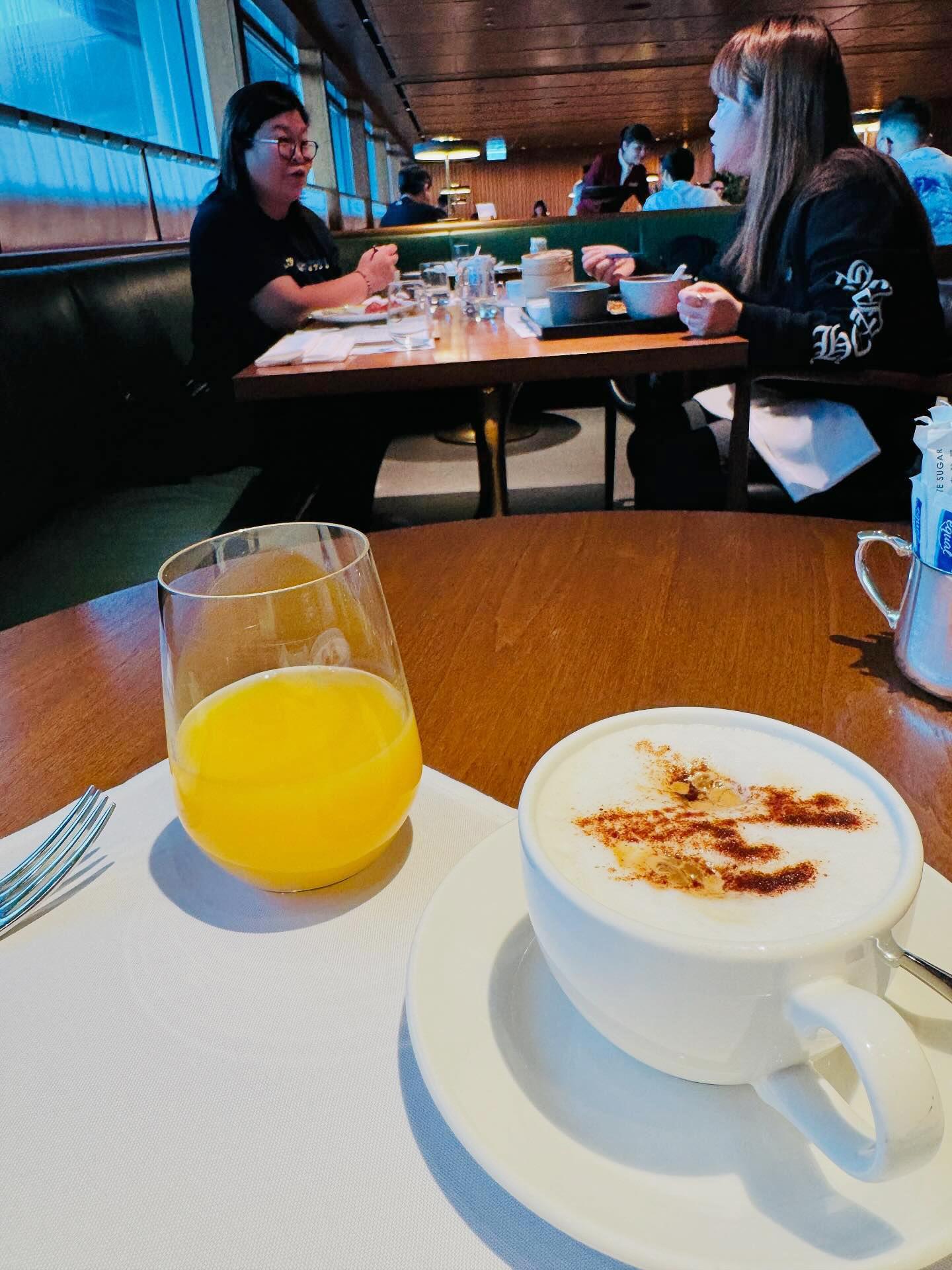 有網民在貴賓室遇到姜濤、花姐等在享用早餐。