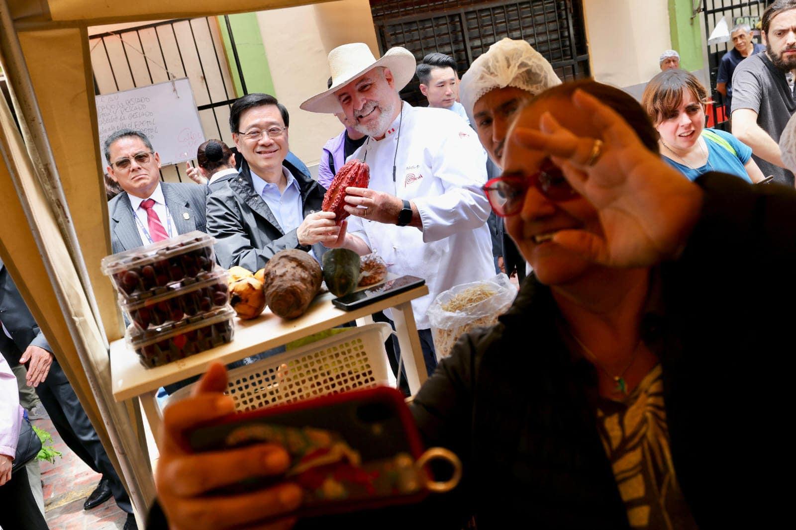 李家超與秘魯外交部大使品嚐特色三文治及紫玉米汁外,亦跟秘魯廚師前往市集。(李家超fb圖)