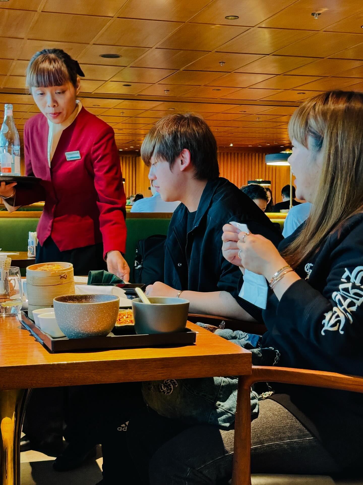 有網民在貴賓室遇到姜濤、花姐等在享用早餐。