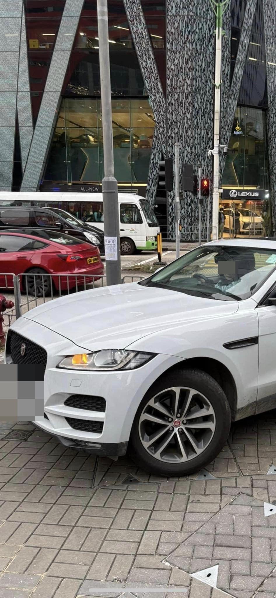 近日網上流傳一段影片及多張照片,見到一輛白色私家車於九龍灣常悅道及宏照道交界,剷上行人路至零碳天地門口停下,女司機無視行人,於行人路行駛一段距離後,始駛回常悅道離開。