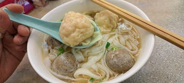 招牌雲吞每日現場即包,體積如乒乓球般大小。(網上圖片)