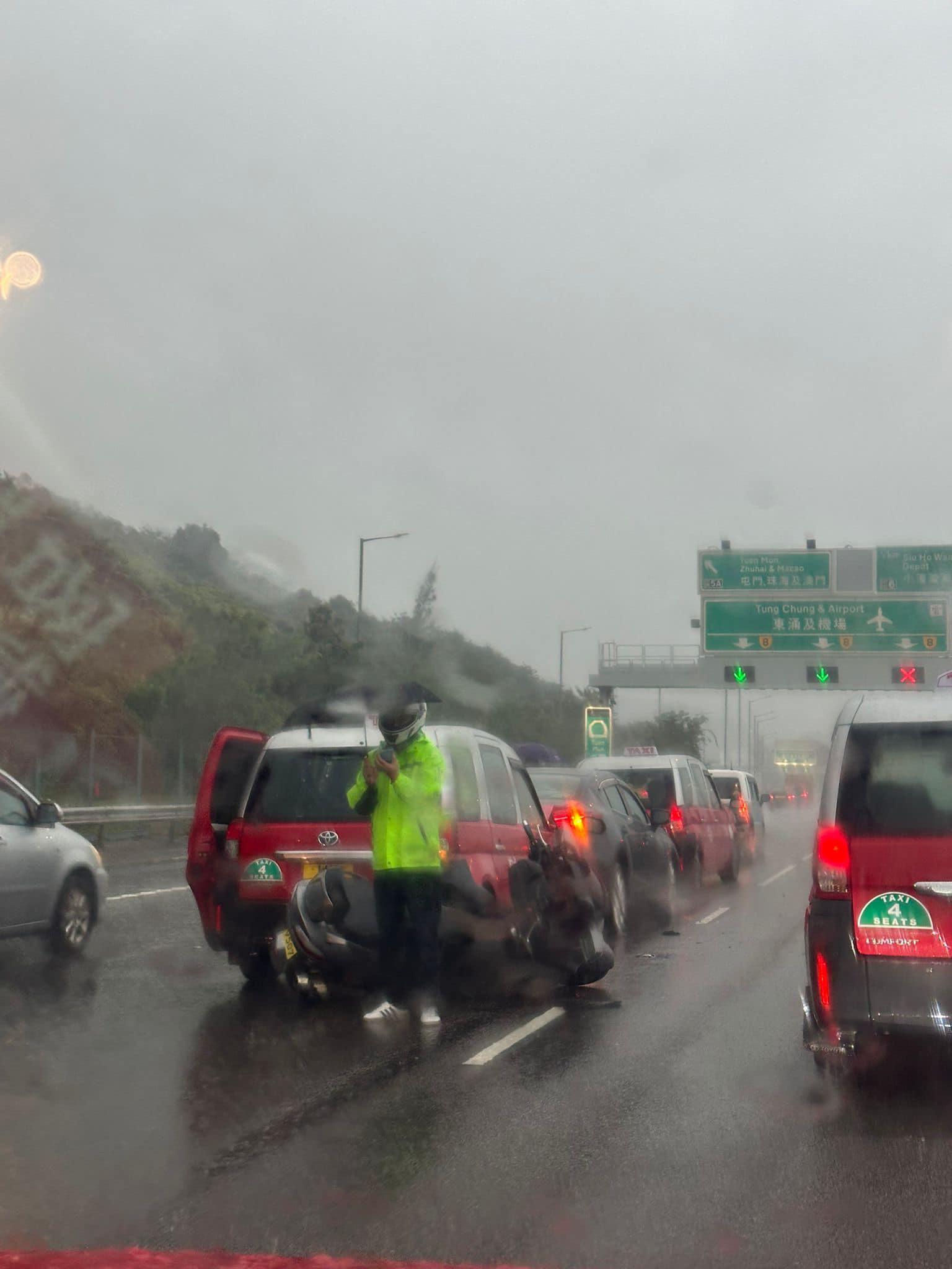 北大嶼山公路往機場方向近小蠔灣車廠發生5車相撞意外。(FB「馬路的事」群組圖片)