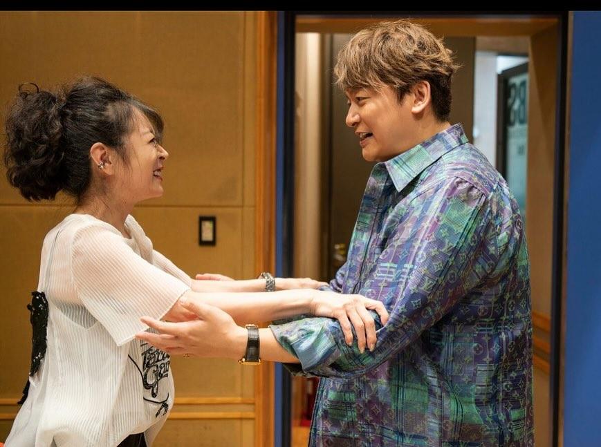 香取慎吾與中森明菜,兩人一起到錄音室錄音,互相幫助大家交出最好表現。