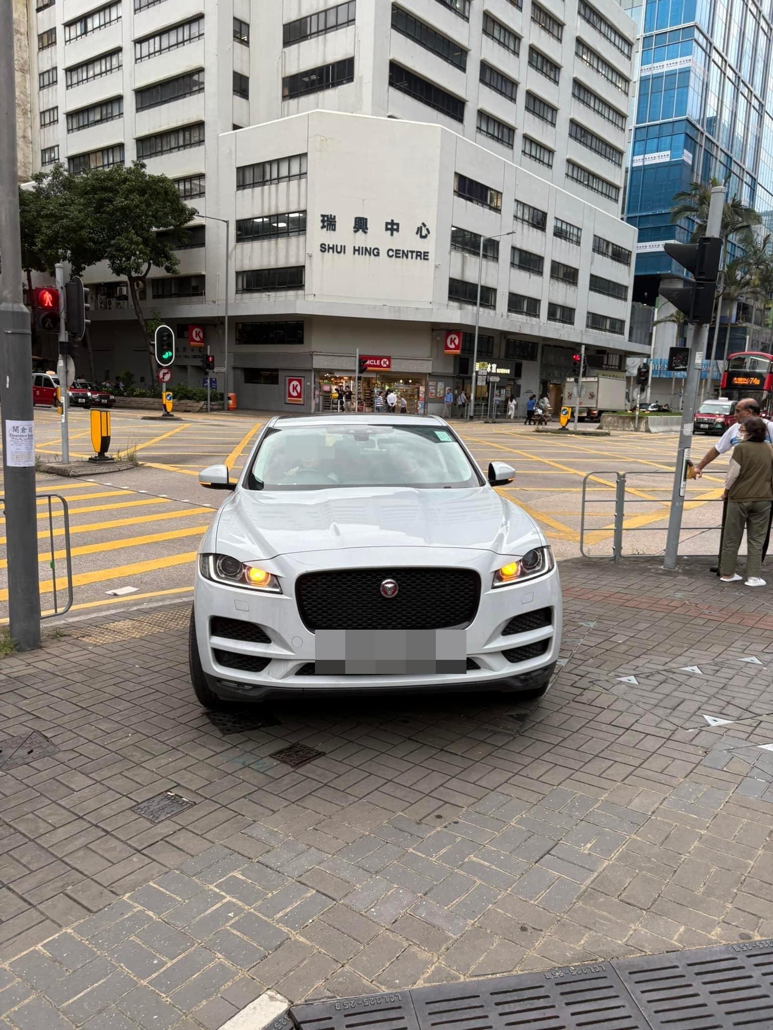 近日網上流傳一段影片及多張照片,見到一輛白色私家車於九龍灣常悅道及宏照道交界,剷上行人路至零碳天地門口停下,女司機無視行人,於行人路行駛一段距離後,始駛回常悅道離開。