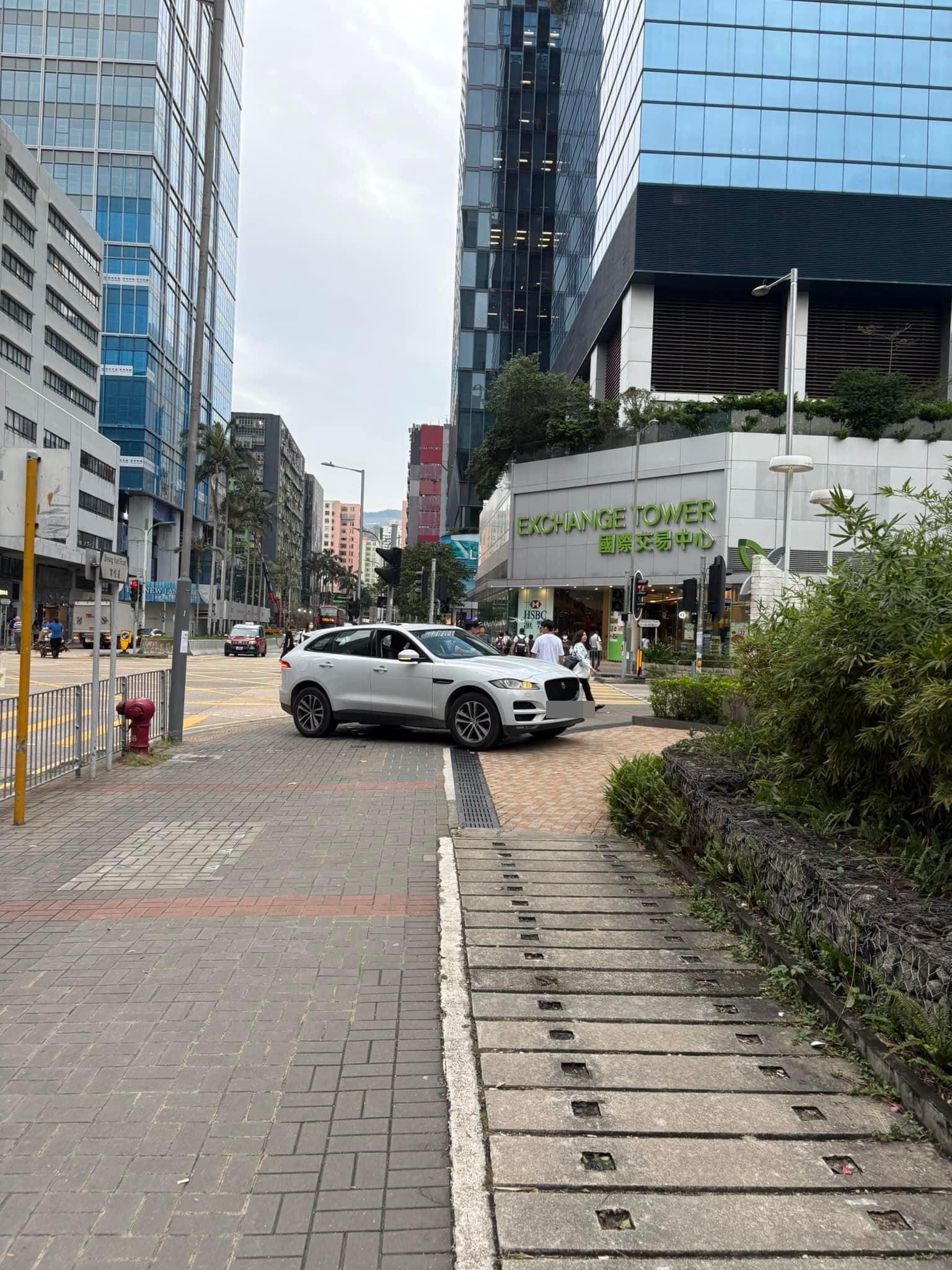 近日網上流傳一段影片及多張照片,見到一輛白色私家車於九龍灣常悅道及宏照道交界,剷上行人路至零碳天地門口停下,女司機無視行人,於行人路行駛一段距離後,始駛回常悅道離開。