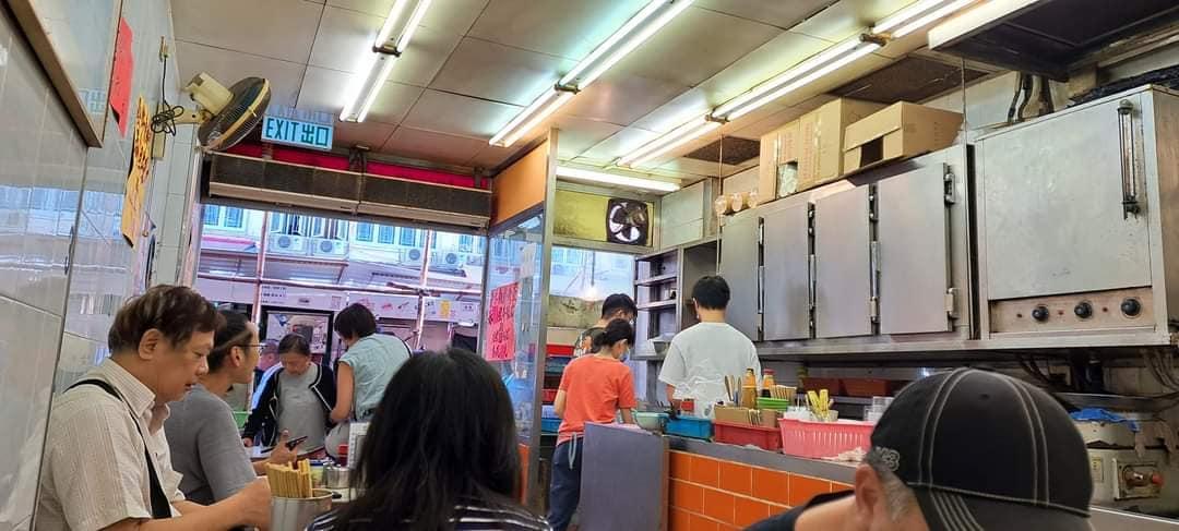 店內裝修陳舊,手寫招牌和舊式竹筷子,充滿了舊時香港麵檔的風味。(網上圖片)