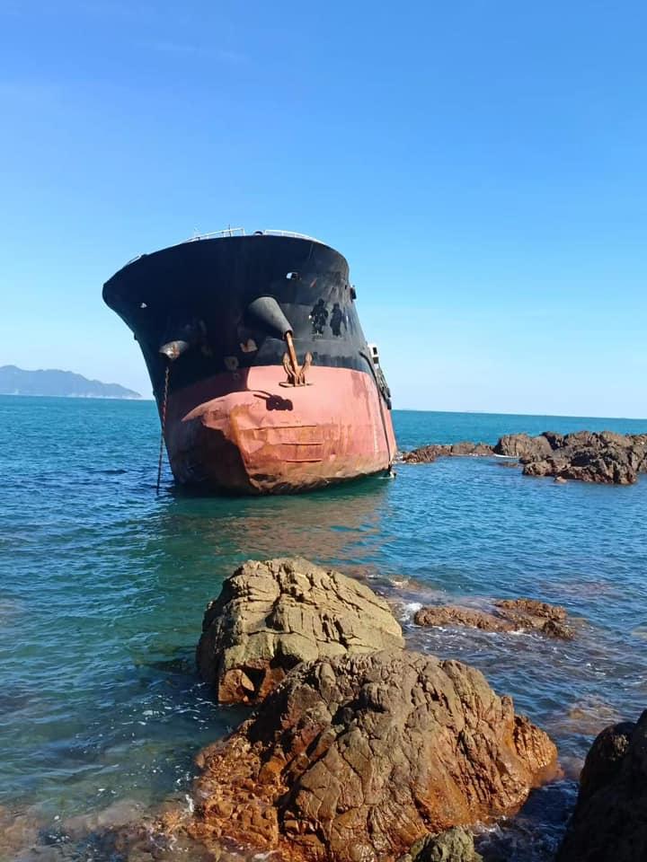 西貢沉船灣貨船擱淺逾月斷兩截 海事處:屬內地船隻已聯絡船東移走