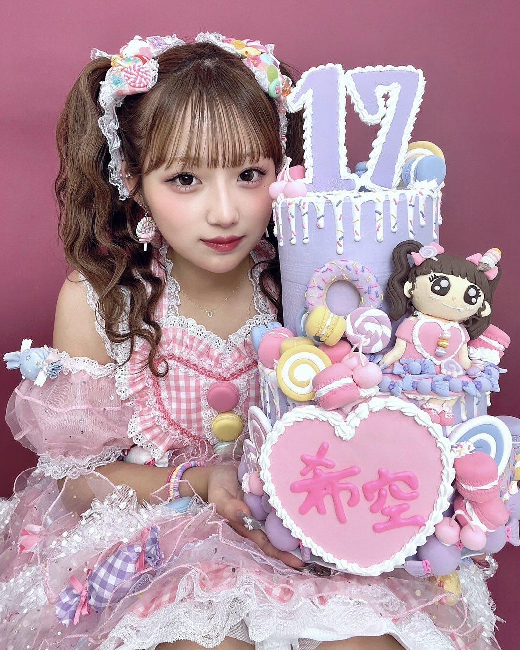 希空入行開IG即吸60萬粉絲。