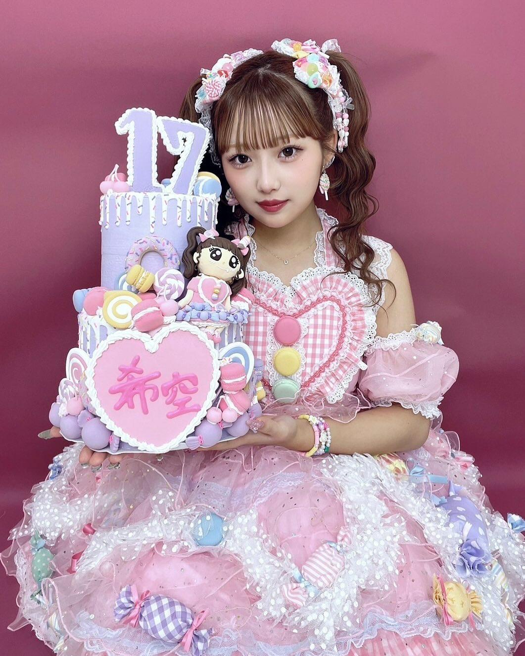 希空入行開IG即吸60萬粉絲。