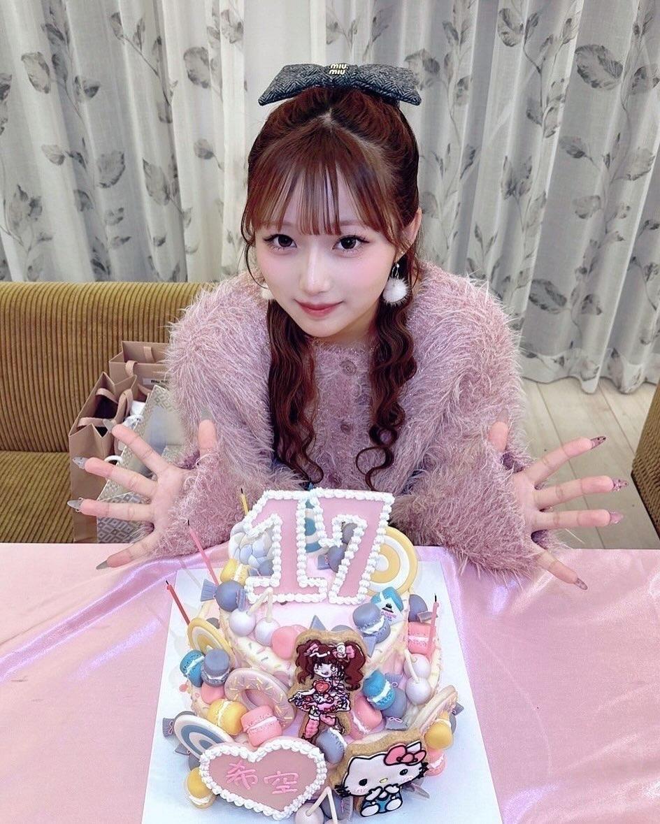 希空以星二代強勢入行做網紅後,即開設社交網帳號及個人視頻。