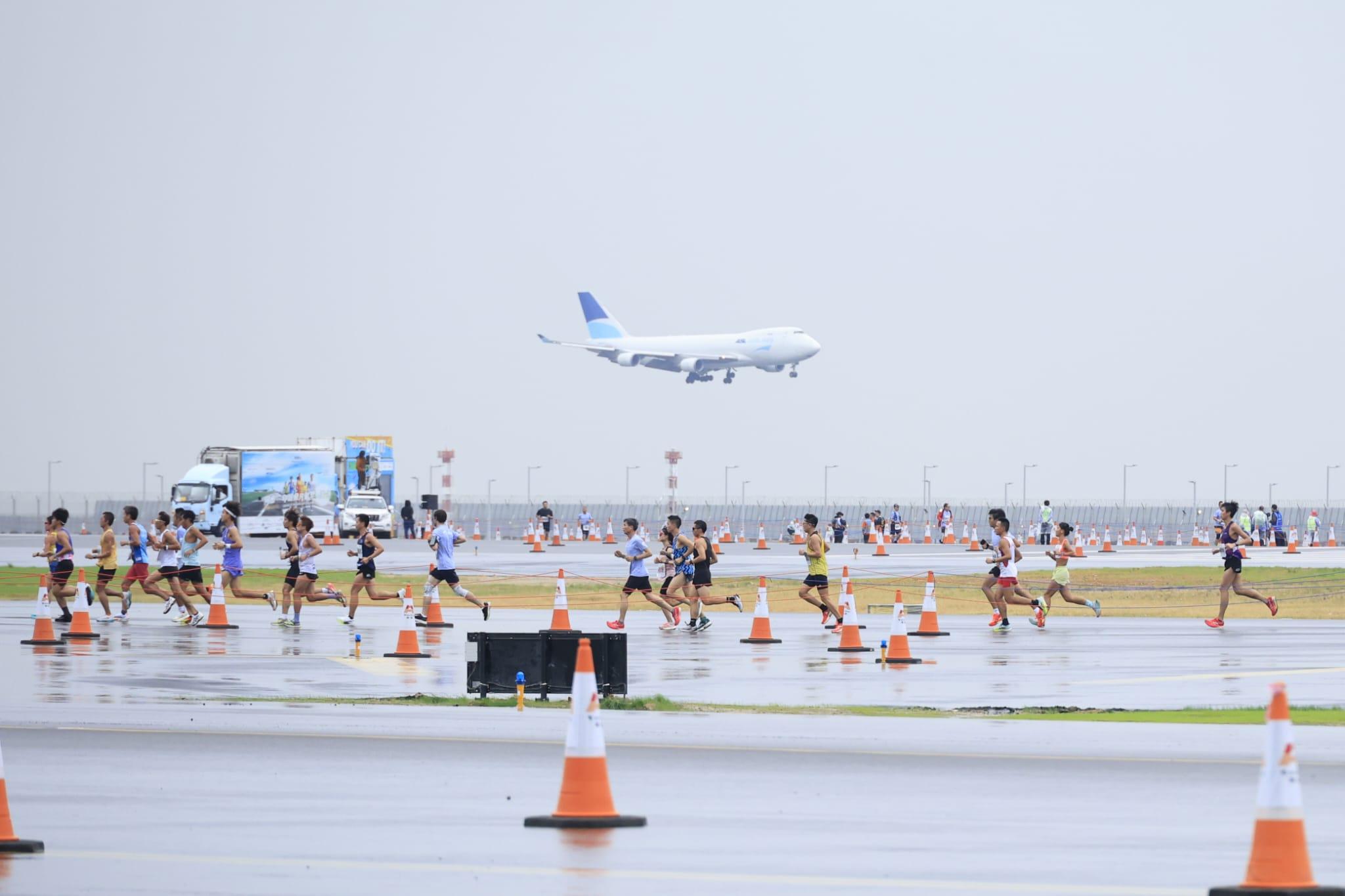 機場三跑道系統十公里今晨開跑。(林俊源攝)