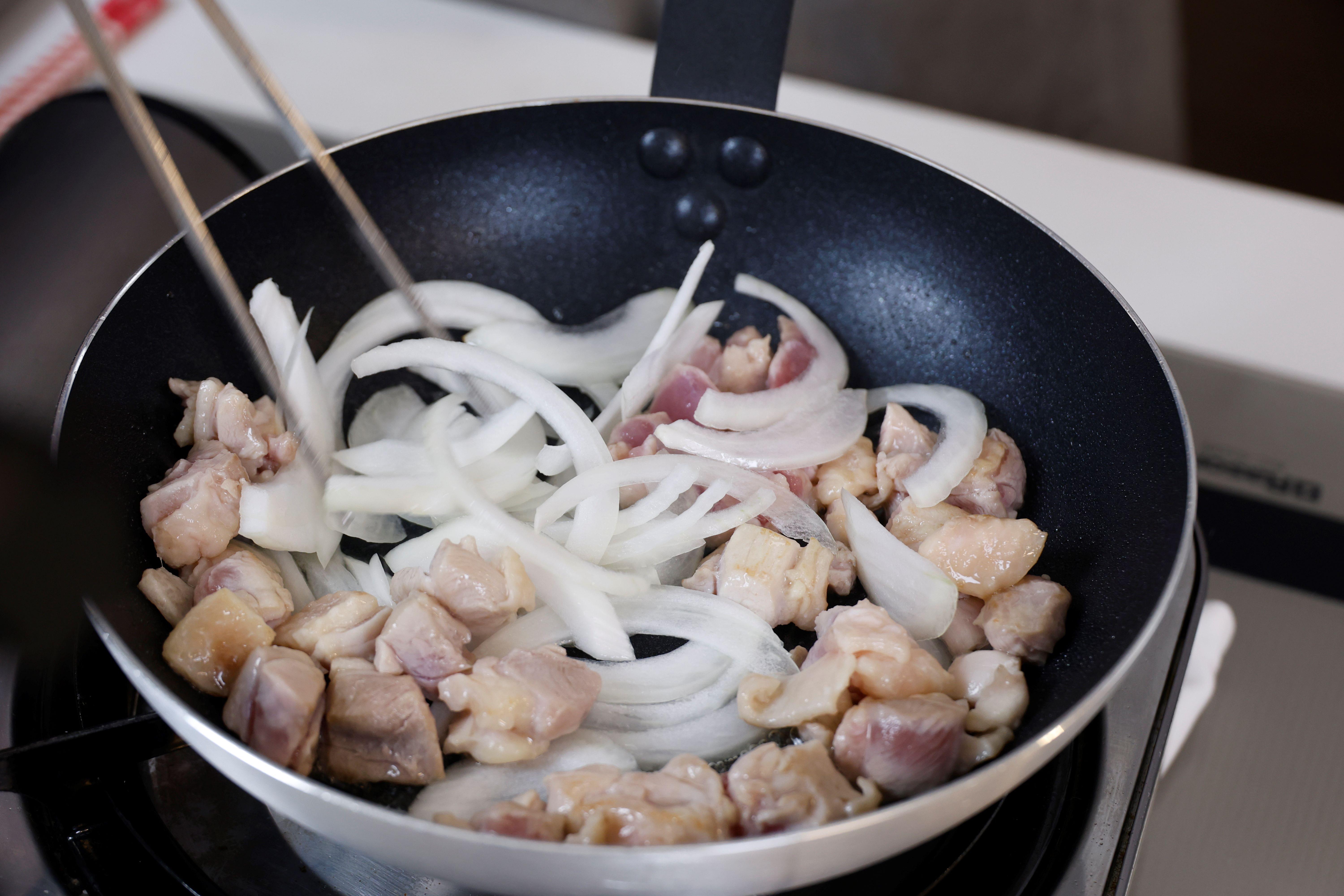 4.加入醬油,雞腿肉煮約5分鐘,直至熟透。