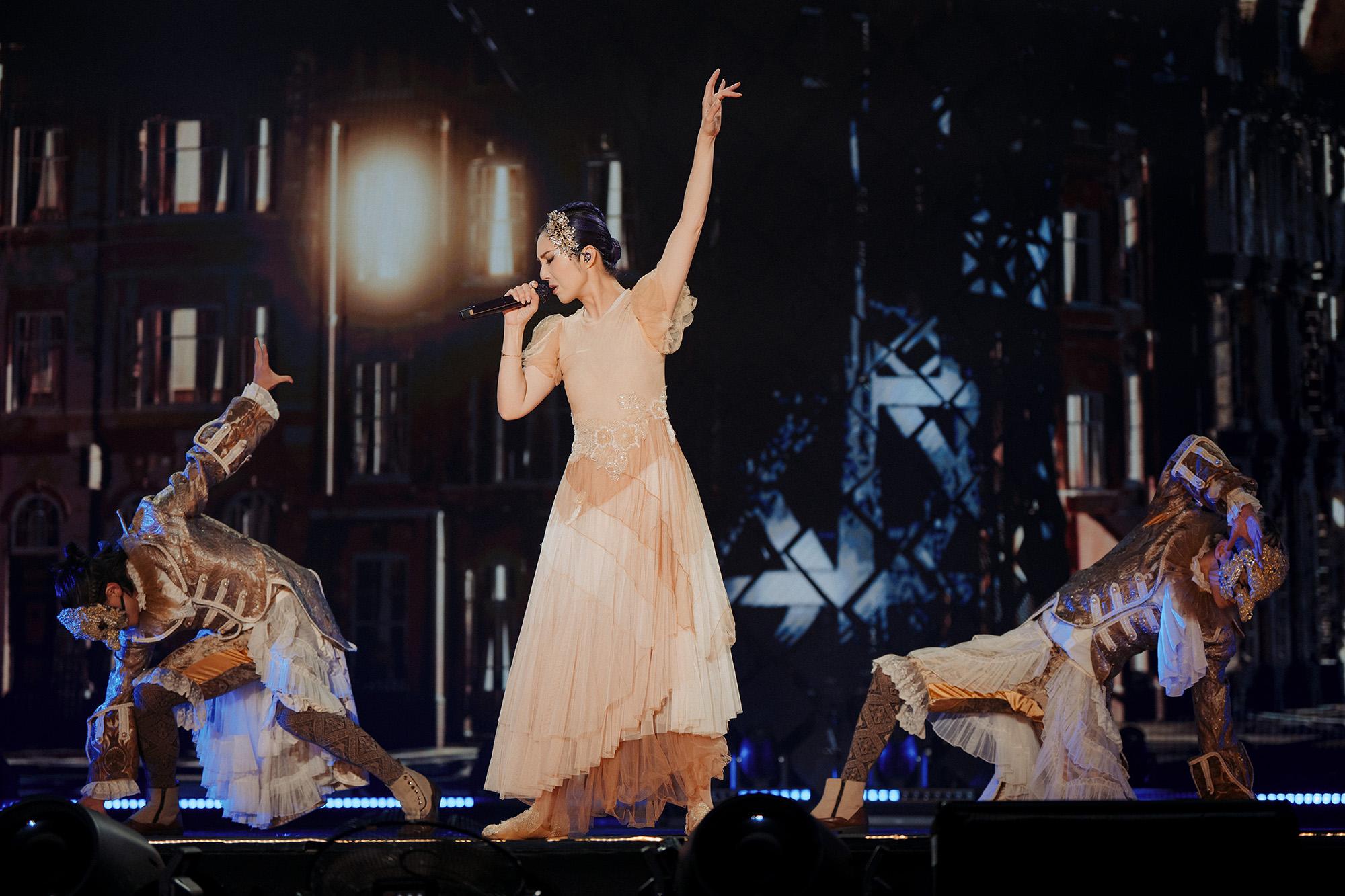 雲南現場雖然只有十度,但千嬅無懼天氣寒冷,落力的演出。