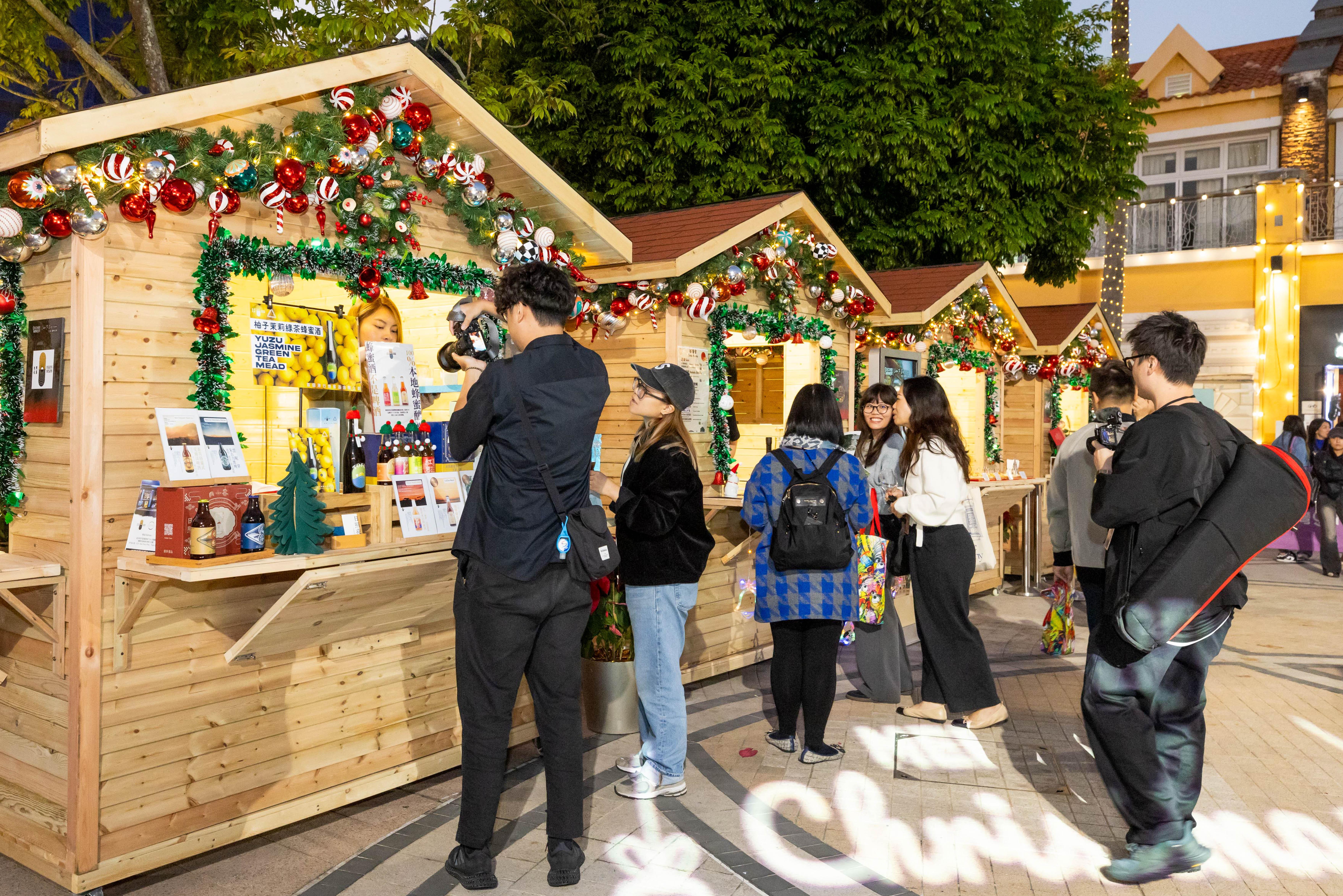 愉景北商場12月13至15日首辦露天聖誕美酒巡禮,帶來世界各地的美酒佳餚。 遊客凡購買品酒通行證(港幣$180),即可享品酒專屬禮遇。