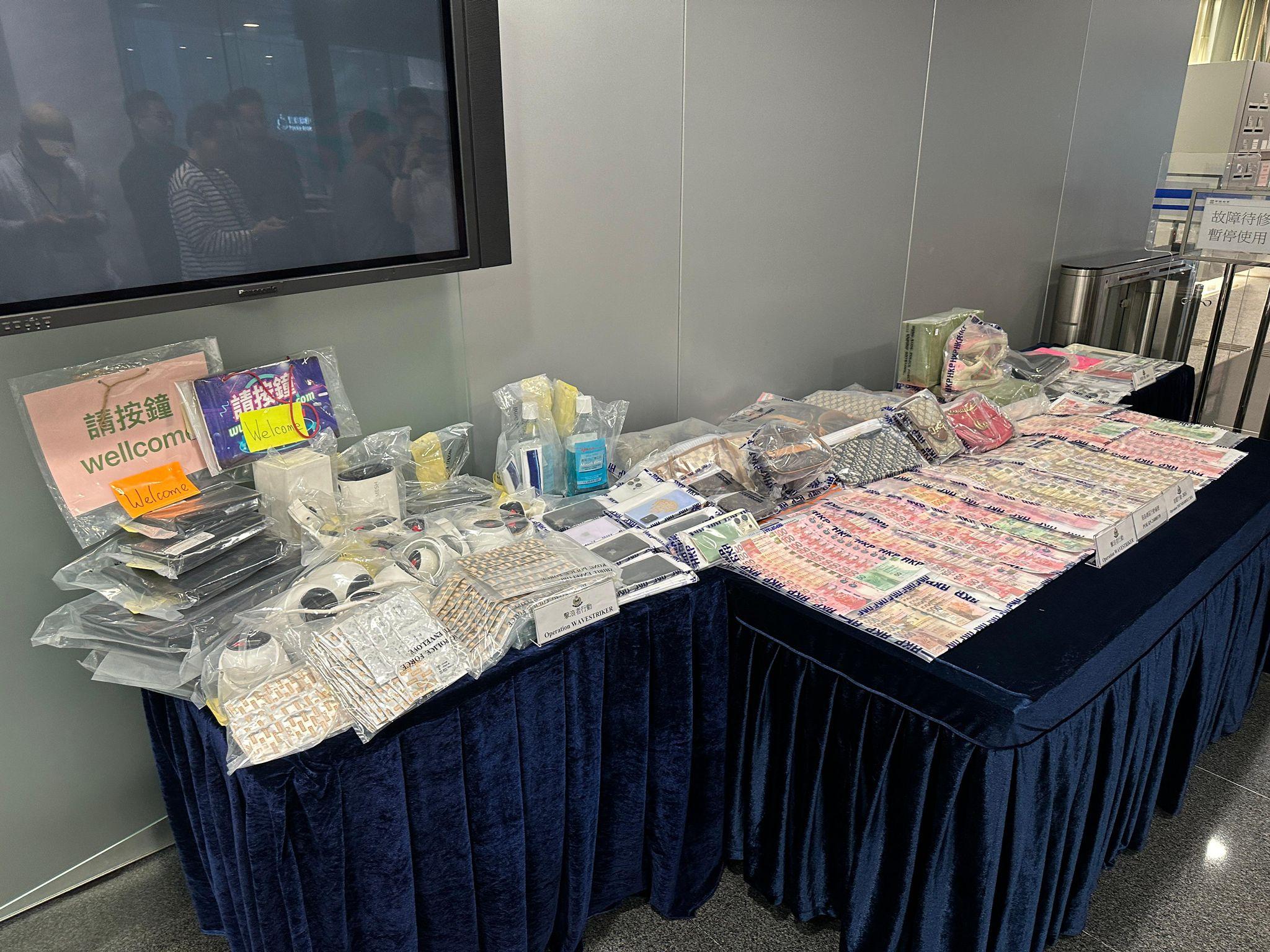 警方在行動中檢獲大量現金。