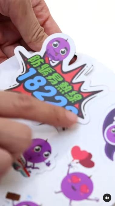 警務處IG推出獨家有奬遊戲,送2025年提子磁石月曆。(警務處IG影片截圖)