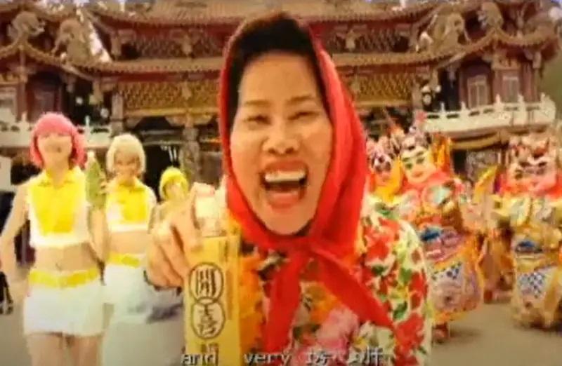 GD絲巾綁頭造型,被指激似「開喜婆婆」。