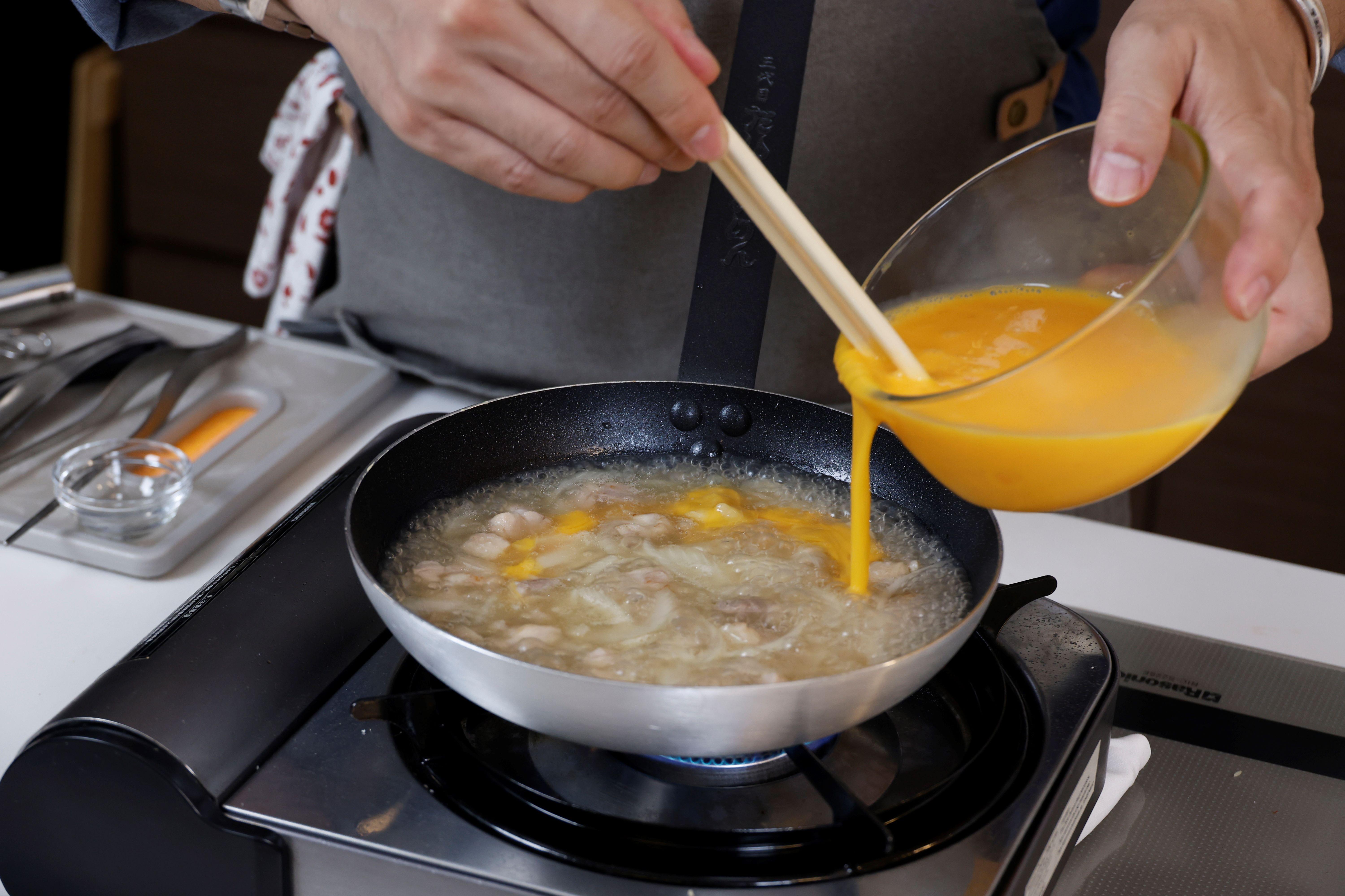 5.先將2/3蛋液打圈倒入鍋中,待半熟後再倒入剩下的1/3蛋液,達到半熟狀態即關火。