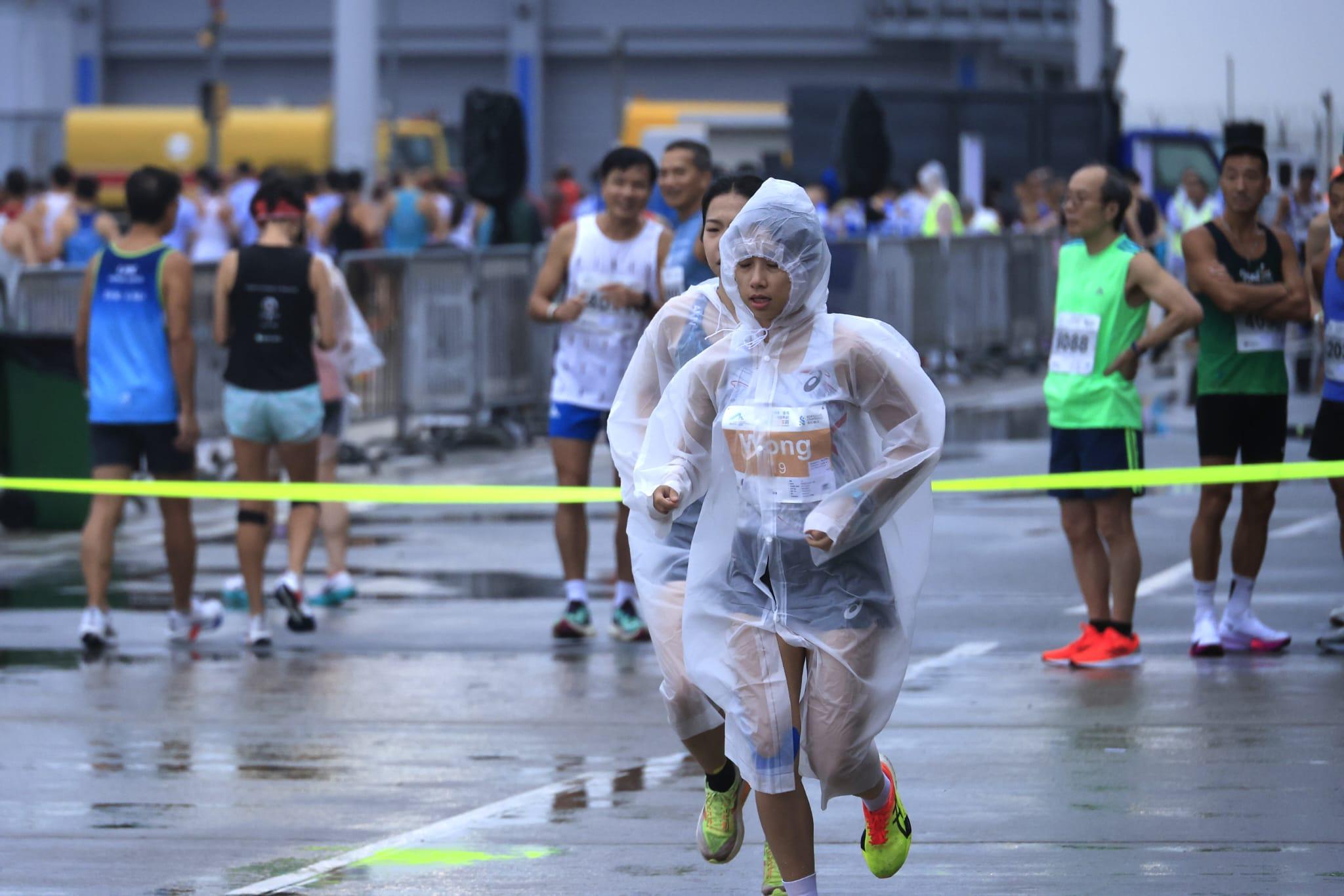 機場三跑道系統十公里今晨開跑。(林俊源攝)