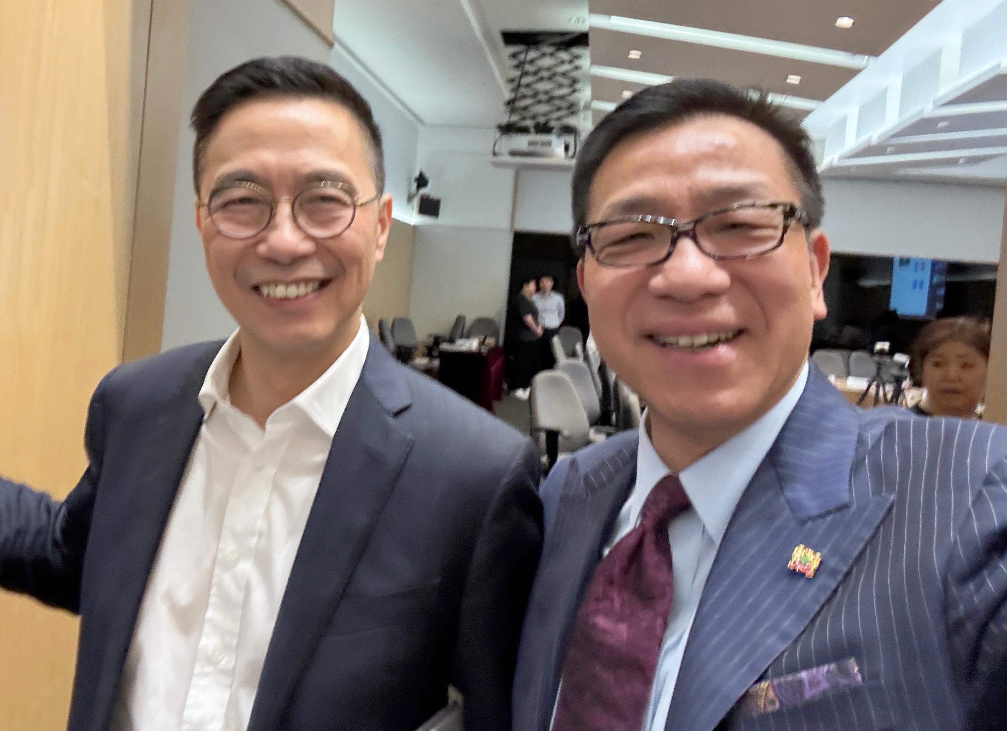 與文化體育及旅遊局局長楊潤雄開會後合照。