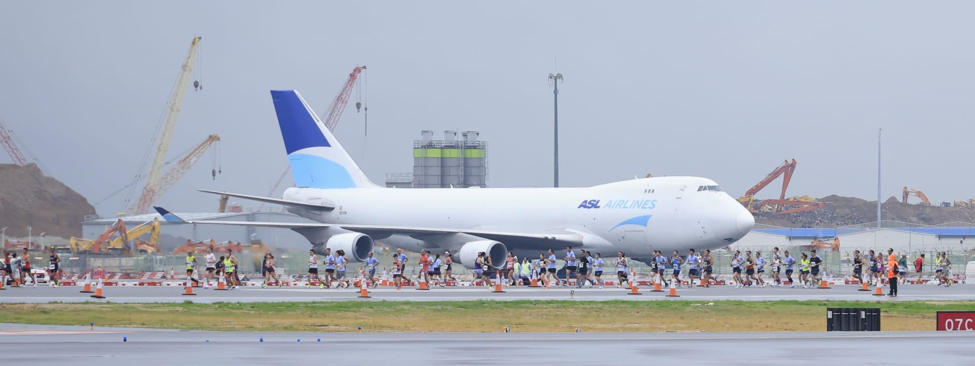 機場三跑道系統十公里今晨開跑。(林俊源攝)