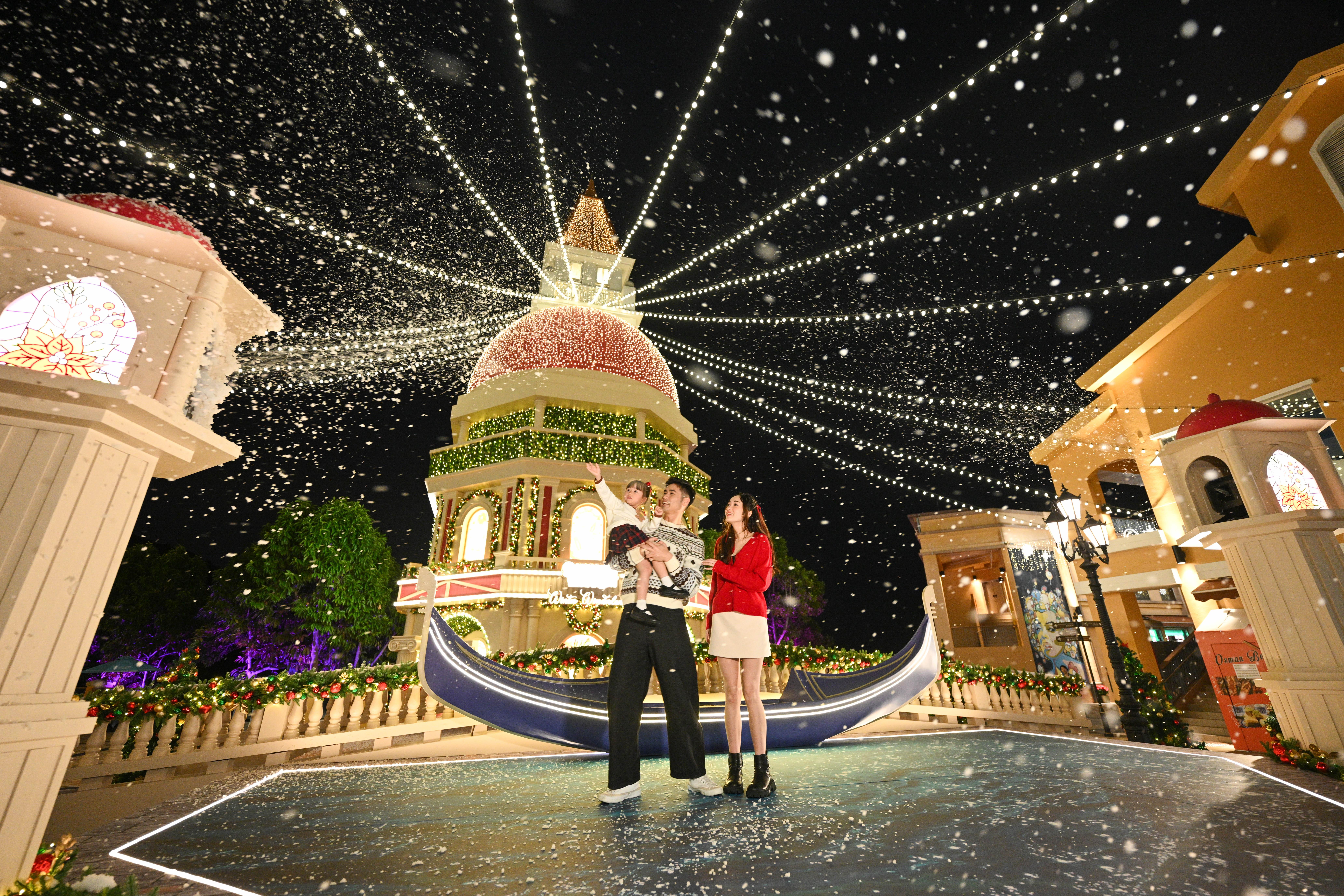 愉景北商場化身為威尼斯,鐘樓變成「安康聖母大教堂」,融合巴洛克風格和大運河裝飾,配合飄雪與燈影效果。