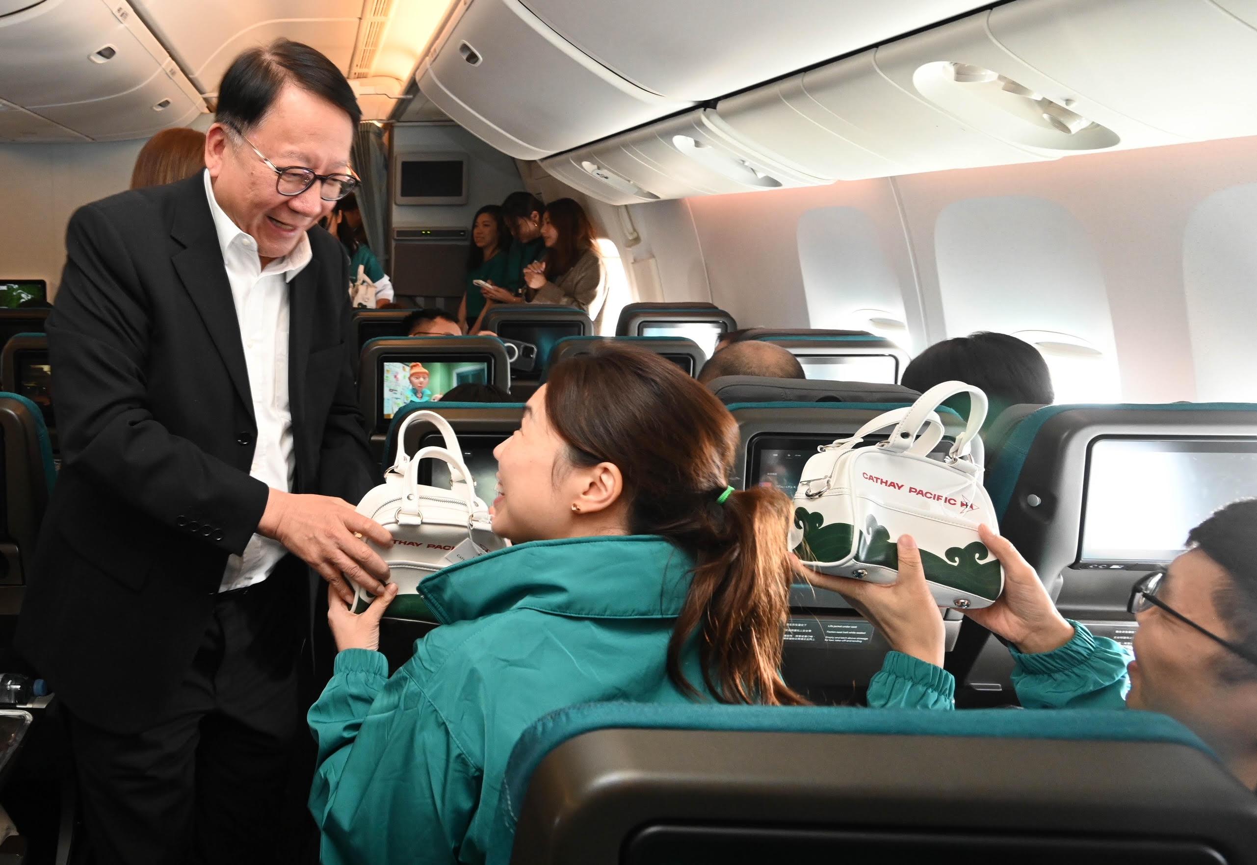 陳國基出席「共創明『Teen』計劃」國泰空中之旅2024。(政府新聞處圖片)