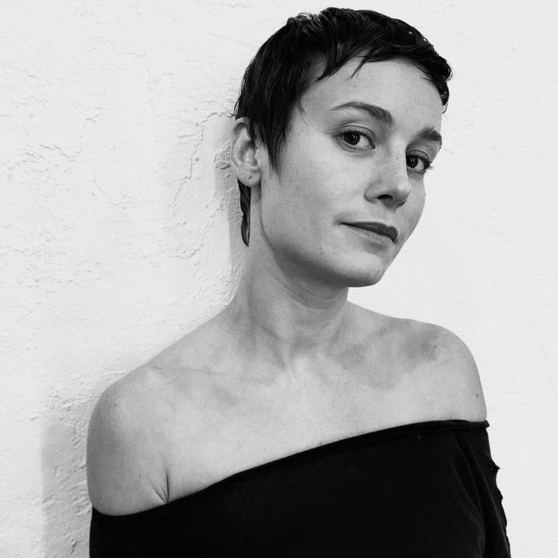 再拍個冷傲微笑look。