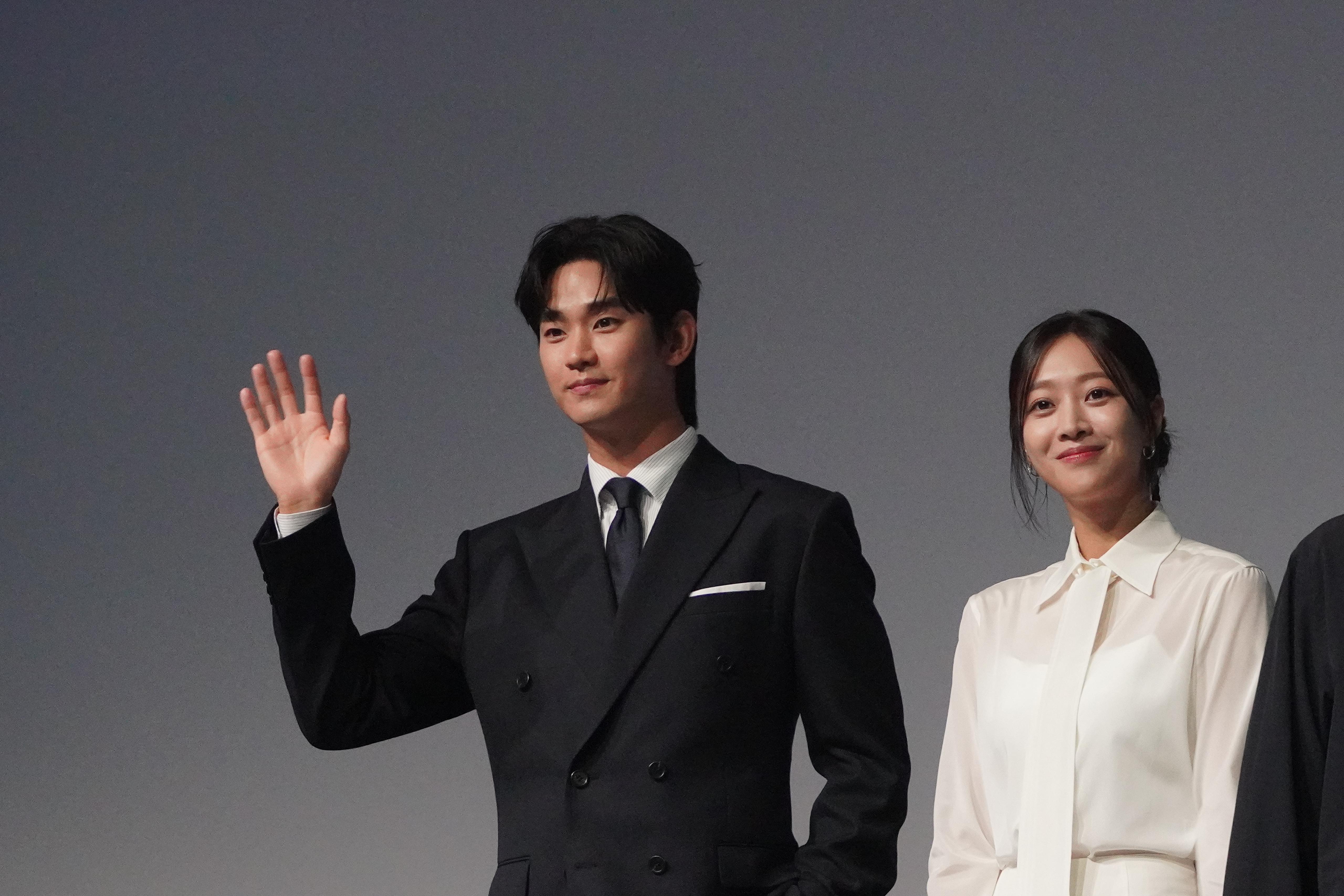 金秀賢跟曹寶兒出席《山寨人生》記者會。