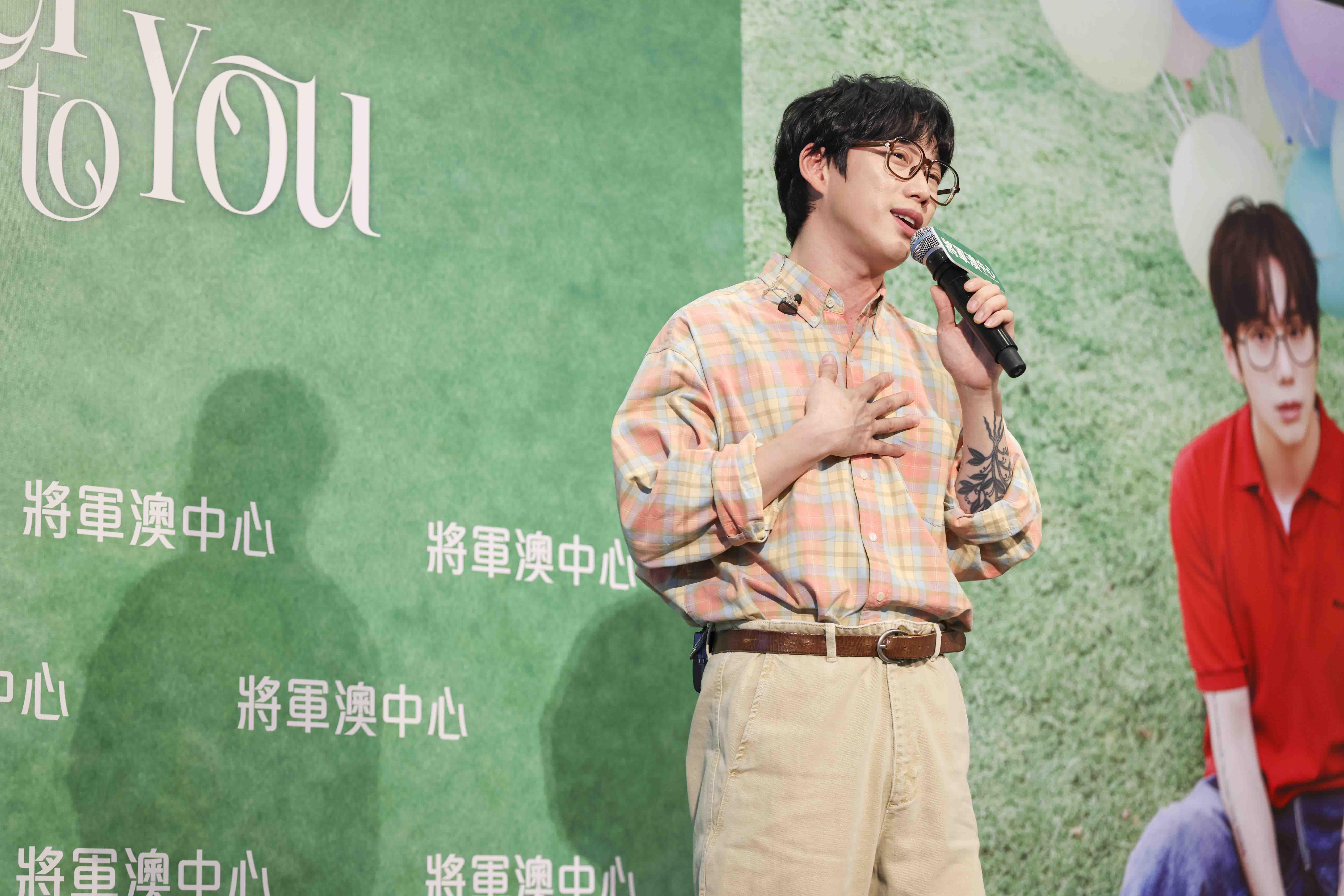 10CM席上低吟淺唱了數句《月亮代表我的心》。