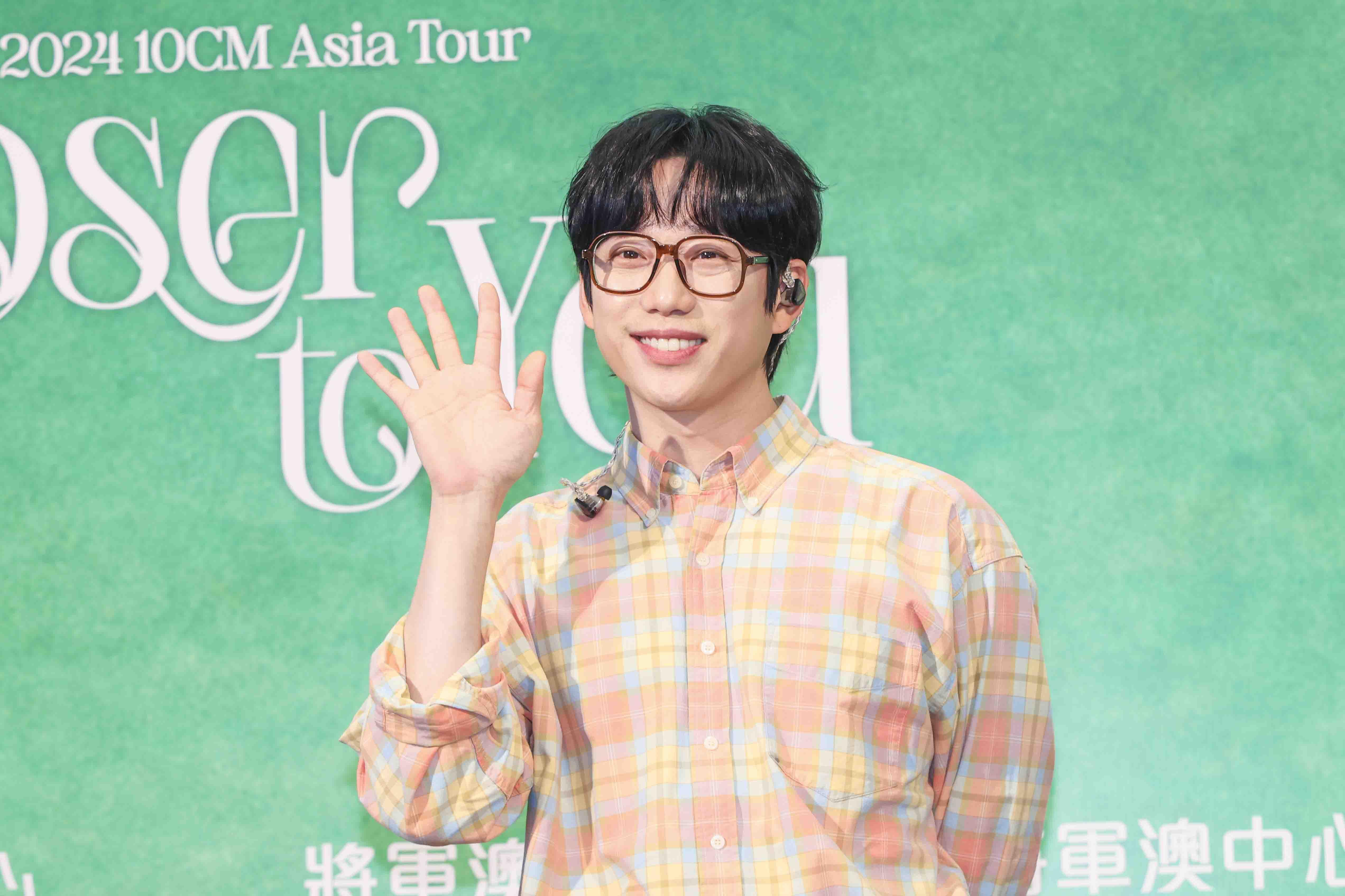 10CM席上唱出韓劇《背著善宰跑》的配樂《春雪》,觀眾如痴如醉。