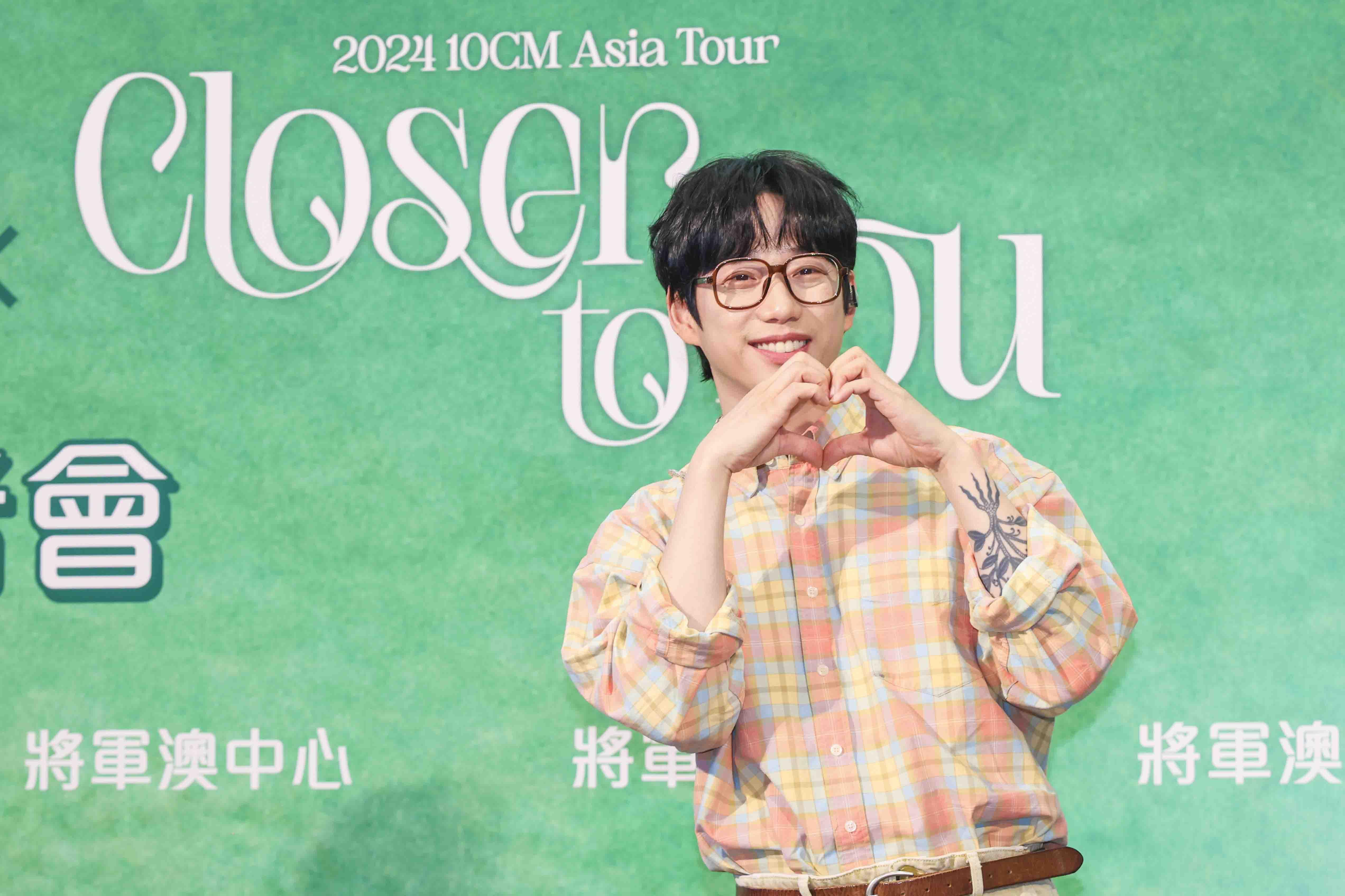 10CM的逆齡童顏與溫柔聲線,盡顯情歌王子魅力。